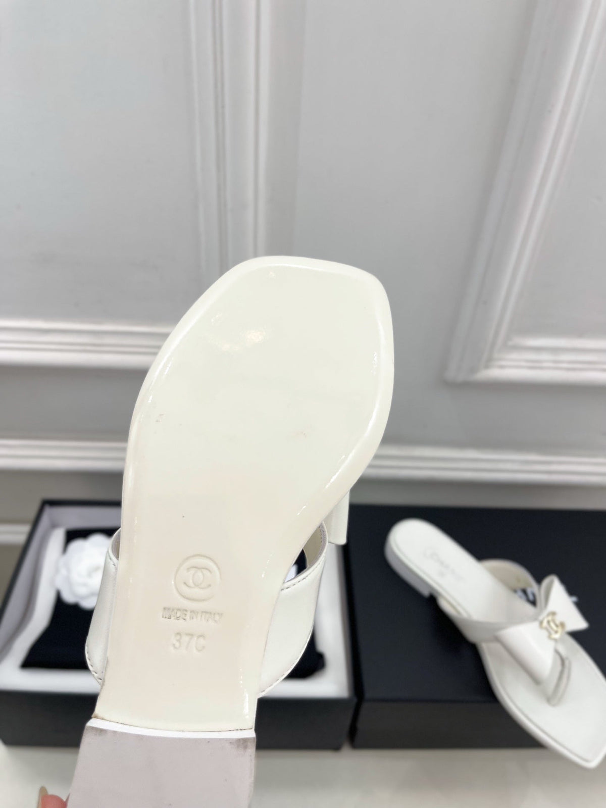 CC Bow Thong Flat Sandals White Leather 891770