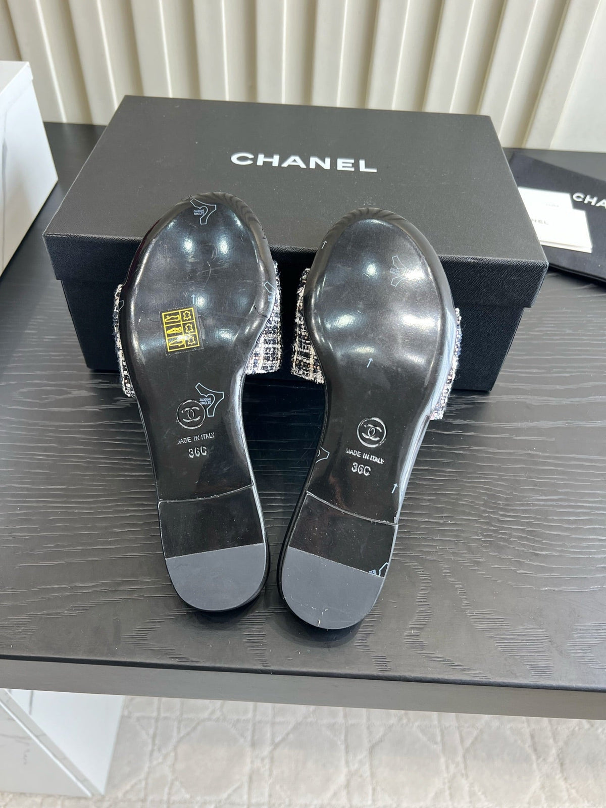 CC 26s Flat Sandals Black Cream Quited Leather 906221