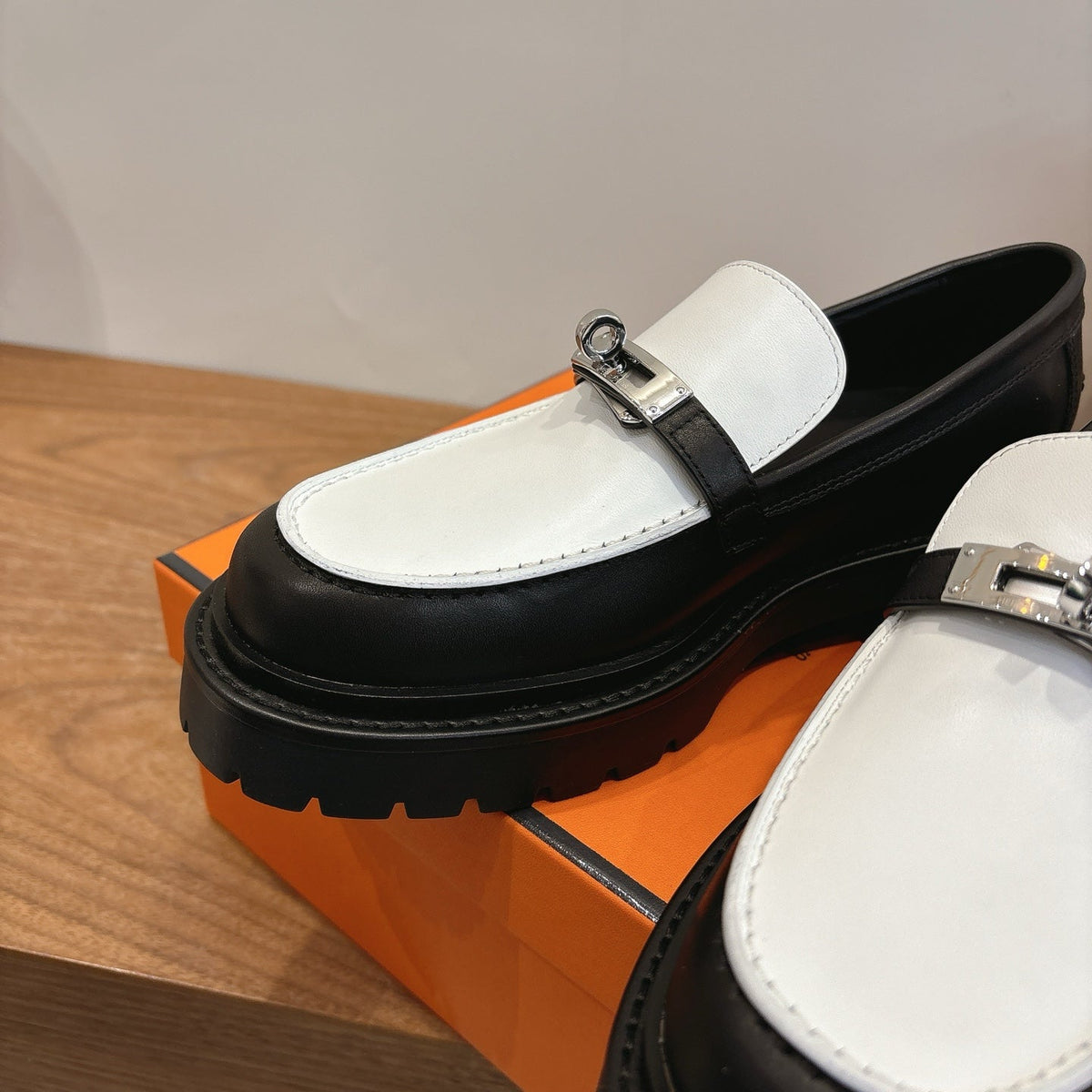 HM 26ss Loafers Black White Calfskin Sliver Buckle 638429