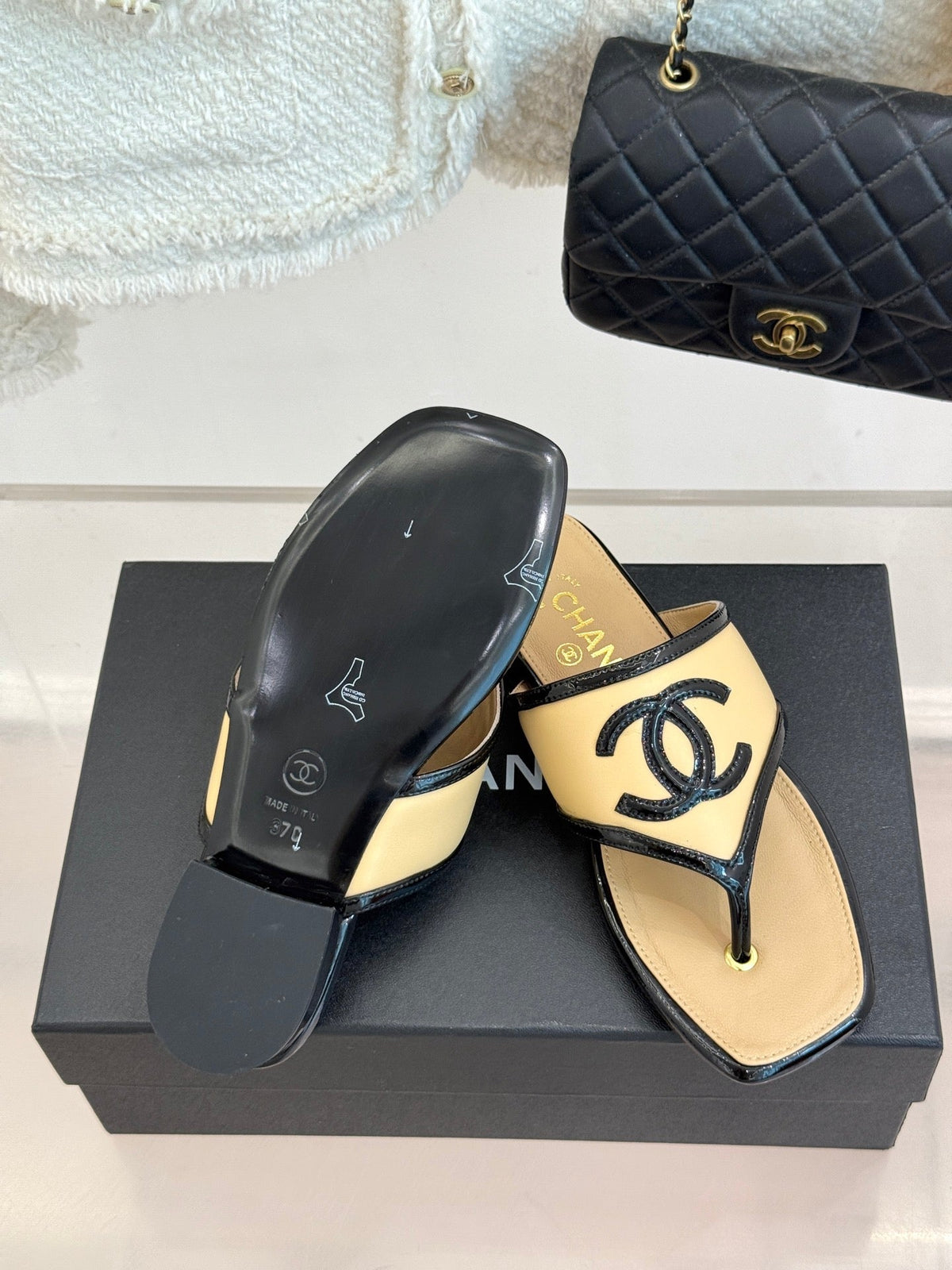 CC 26s Thong Sandal Black Beige Lambskin Patent Leather 917802