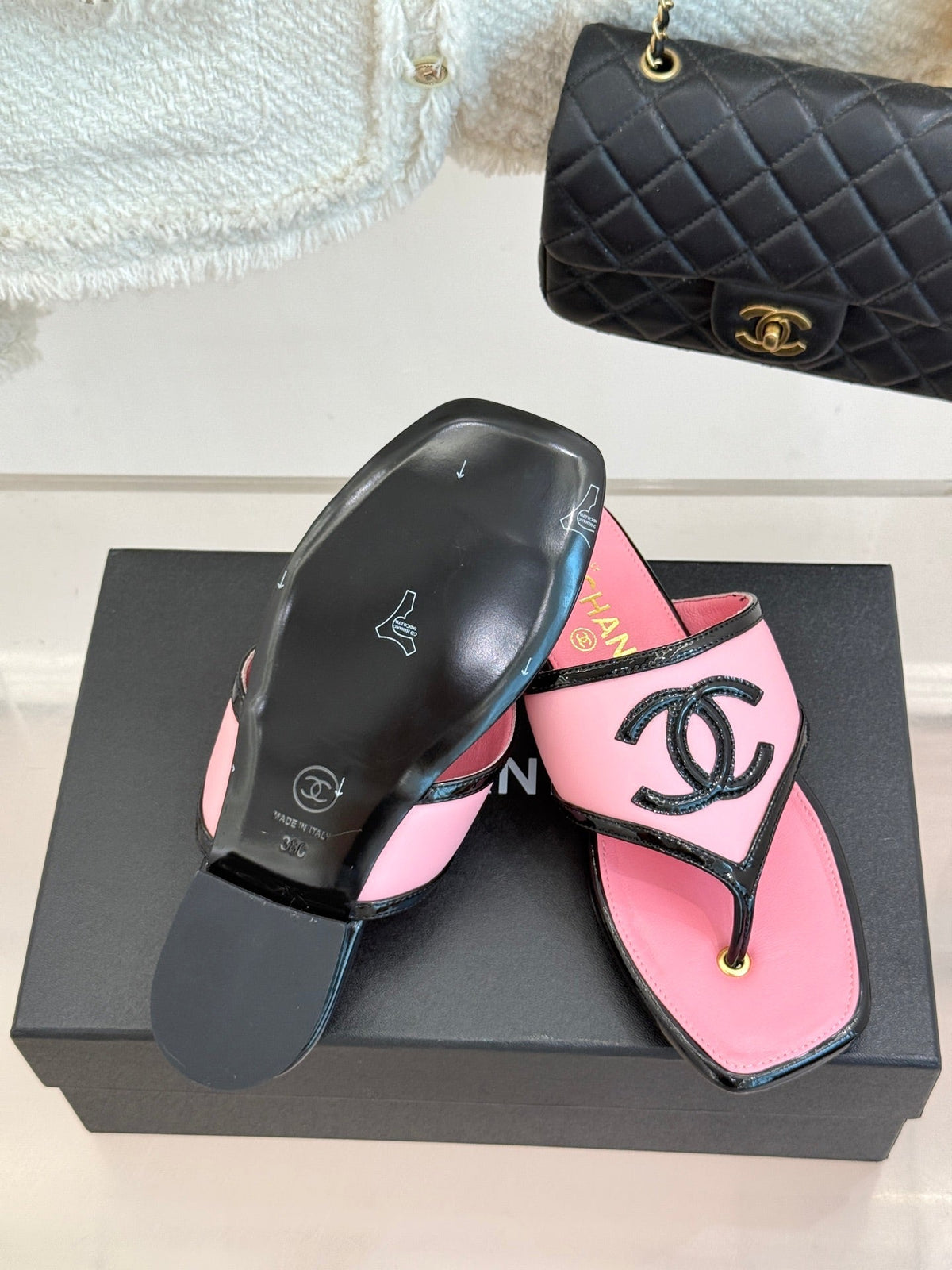CC 26s Thong Sandal Black Light Pink Lambskin Patent Leather 917804