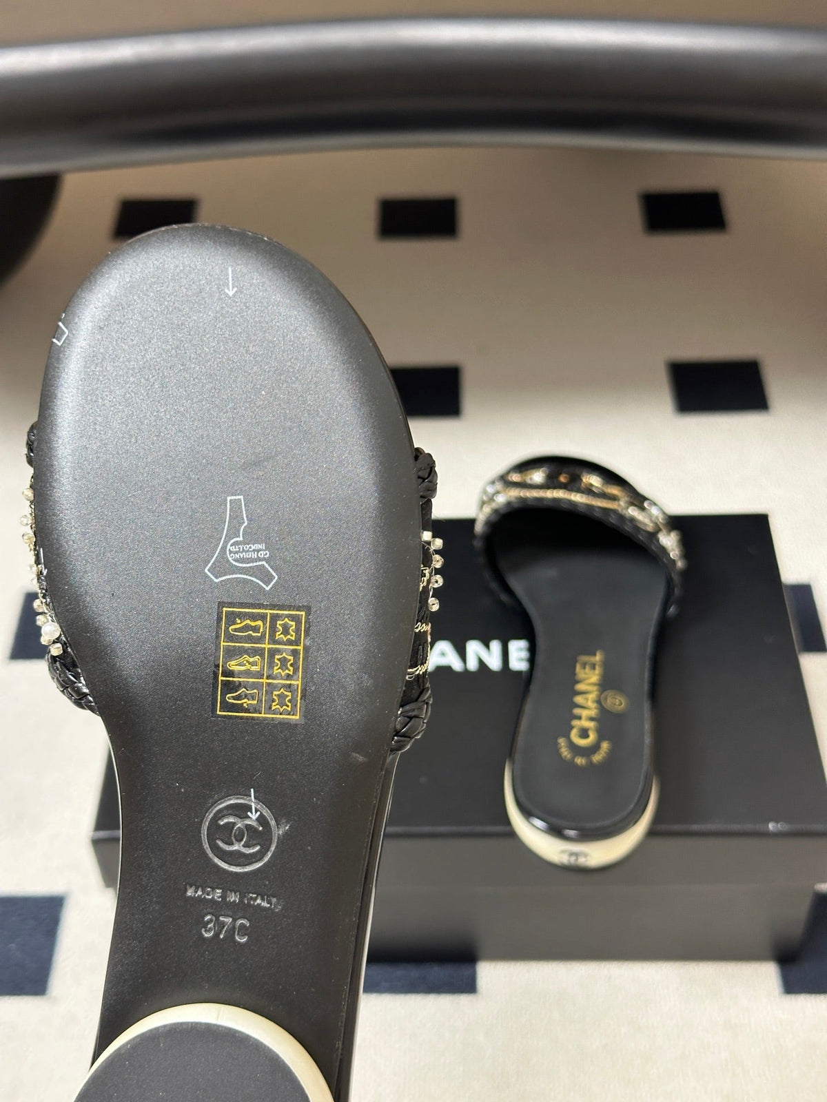 CC 26s Giant Pearl Flat Sandals Black Patent Leather Fabric 933128