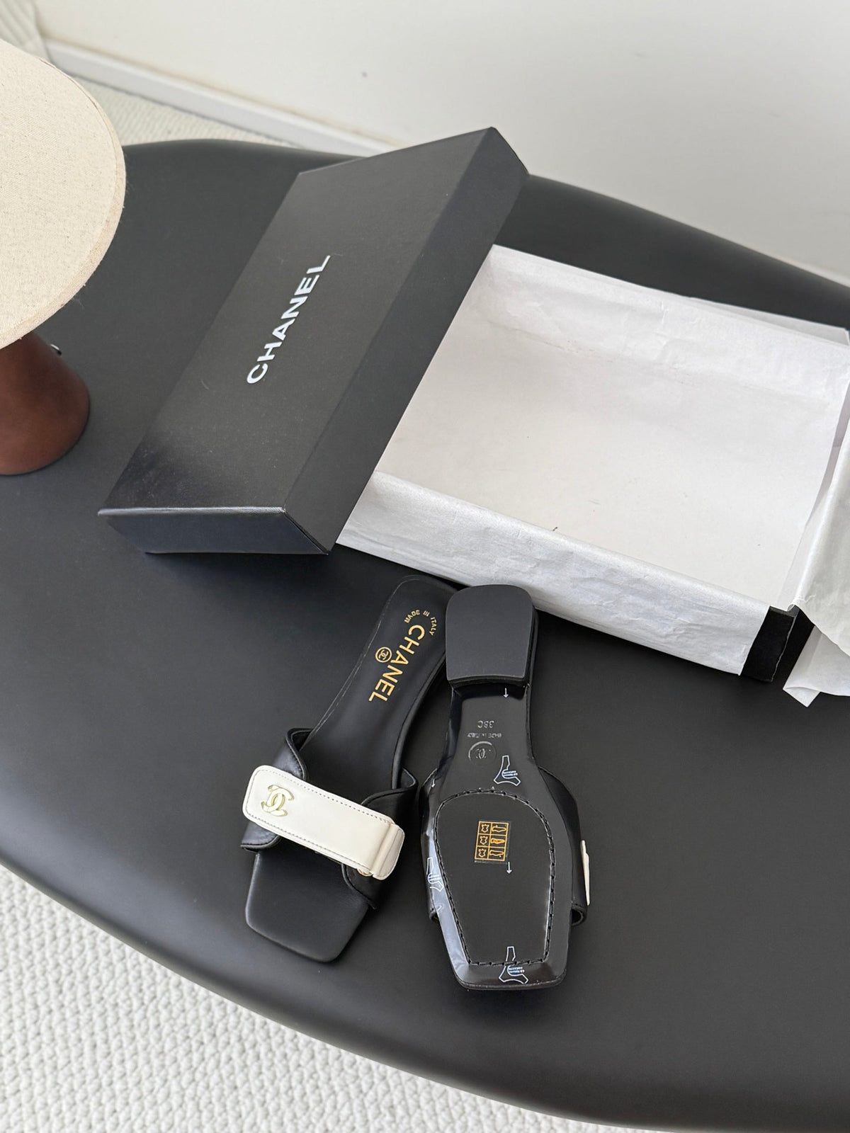 CC 26s Buckle Slippers White Black Leather 829741