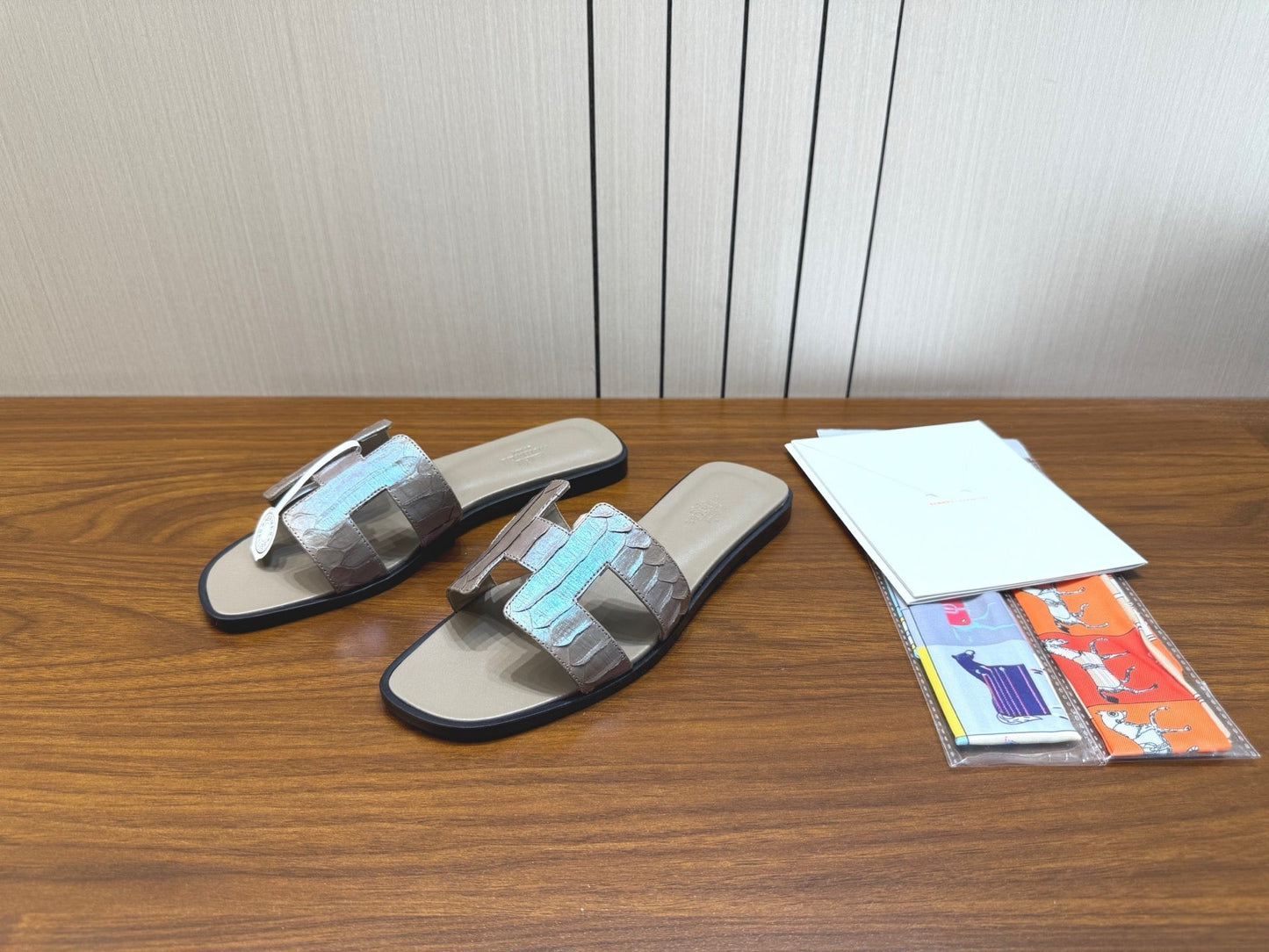 HM Sandal Silver Gray in Snakeskin 788518