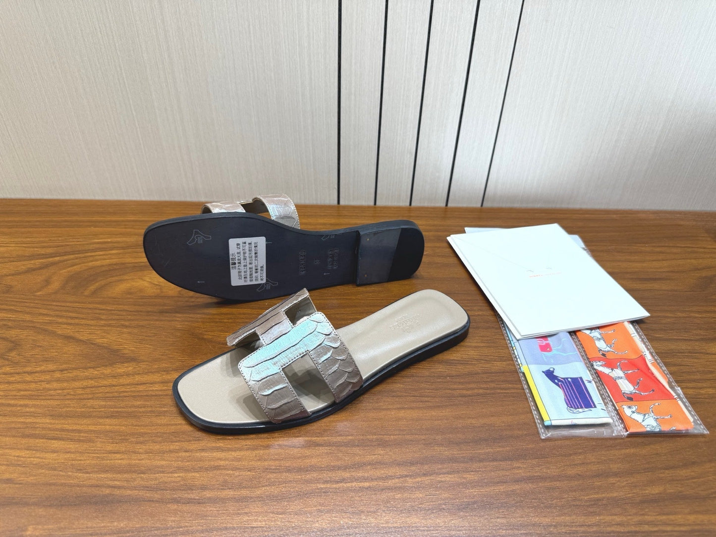 HM Sandal Silver Gray in Snakeskin 788518