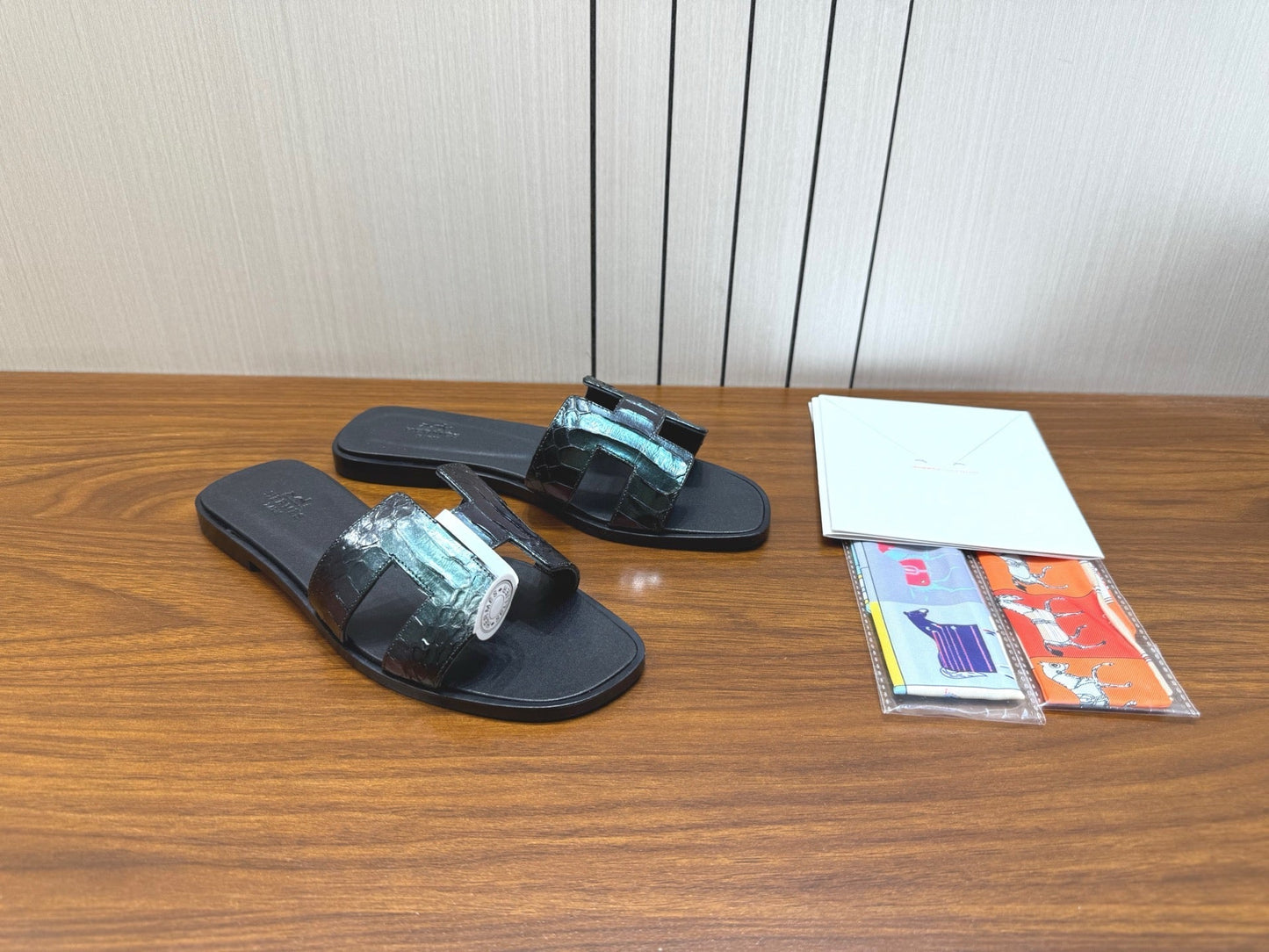HM Sandal Black Metallic in Snakeskin 788513