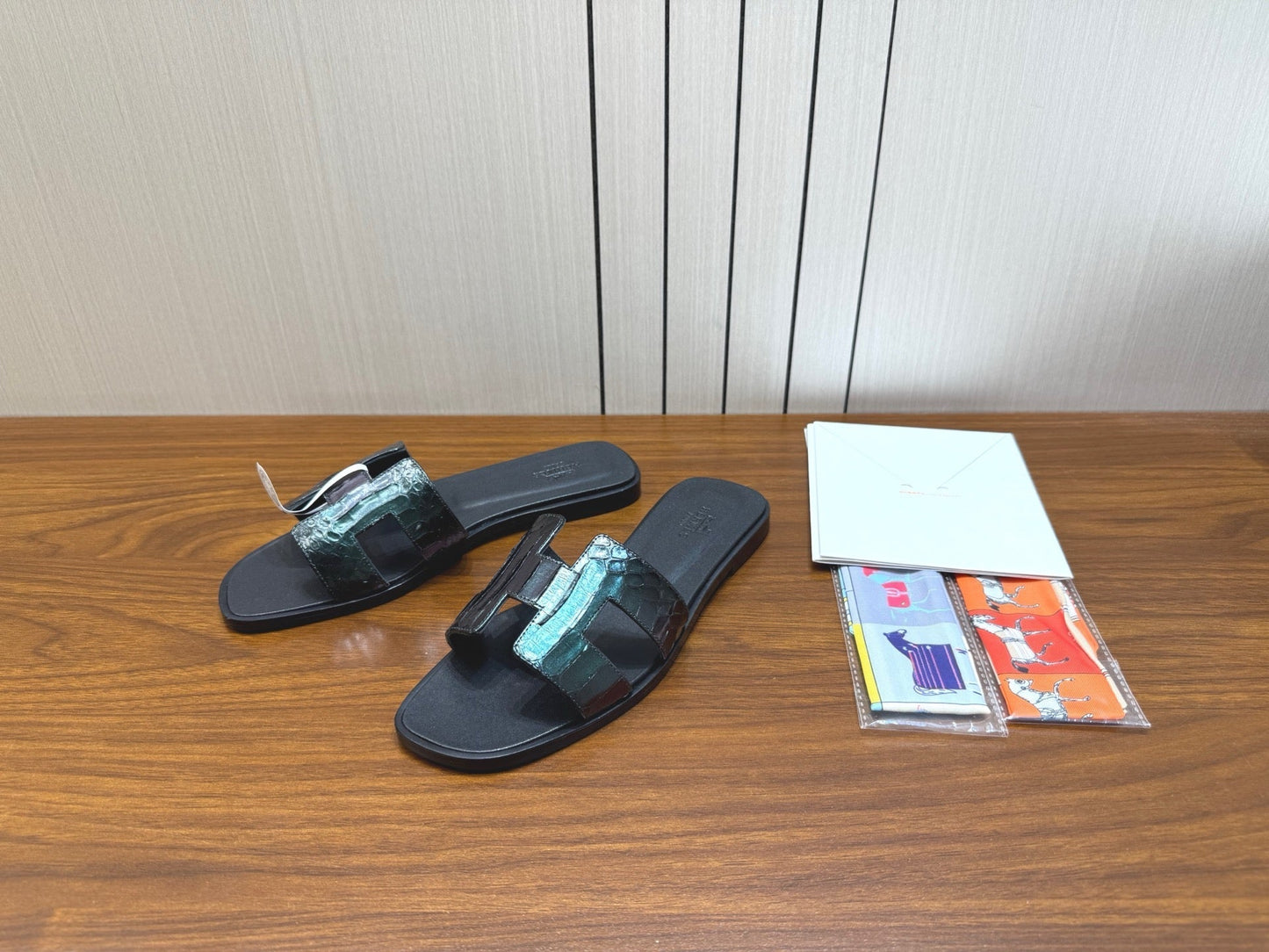 HM Sandal Black Metallic in Snakeskin 788513