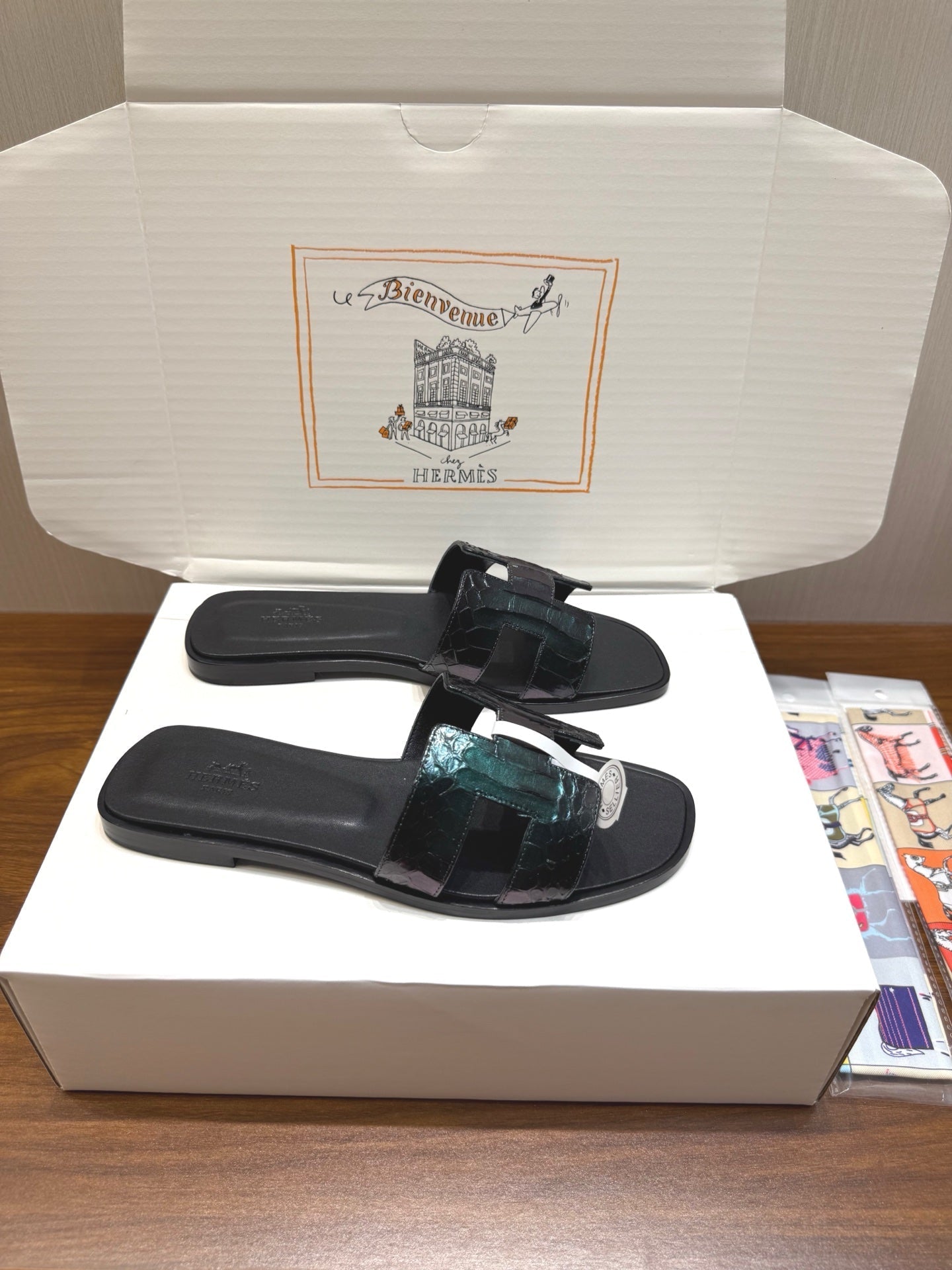 HM Sandal Black Metallic in Snakeskin 788513
