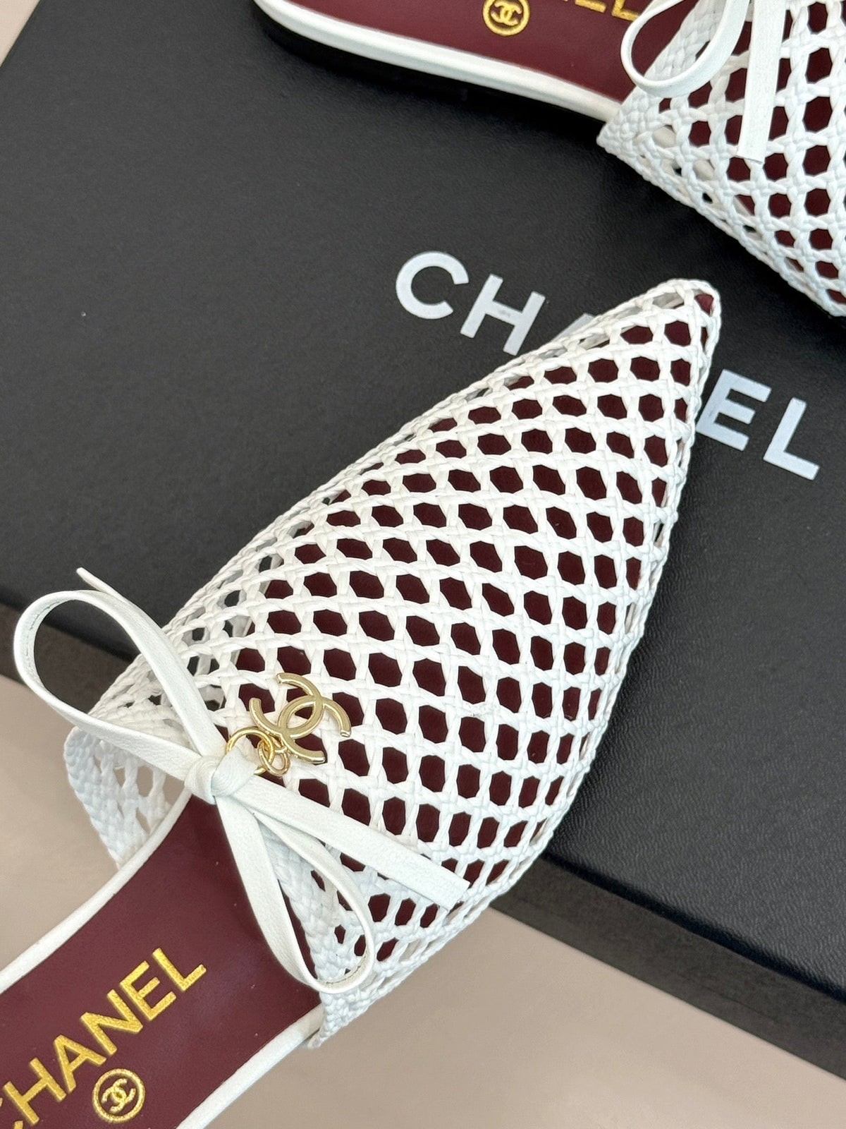 CC 26A Bow Pointed-Toe Mules White Leather 887973