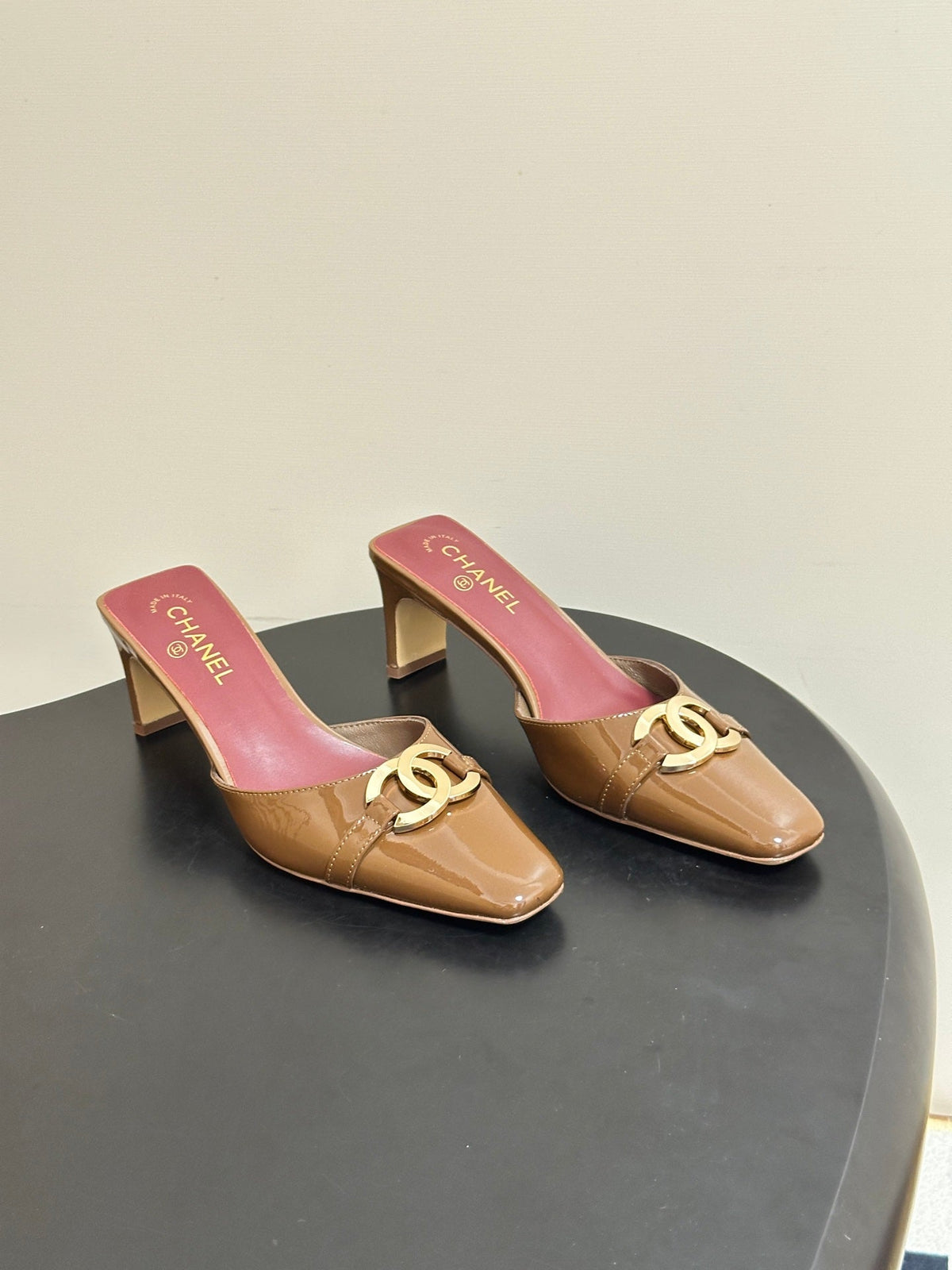 CC 26A Square Toe Mules 6cm Camel Patent Leather 888042