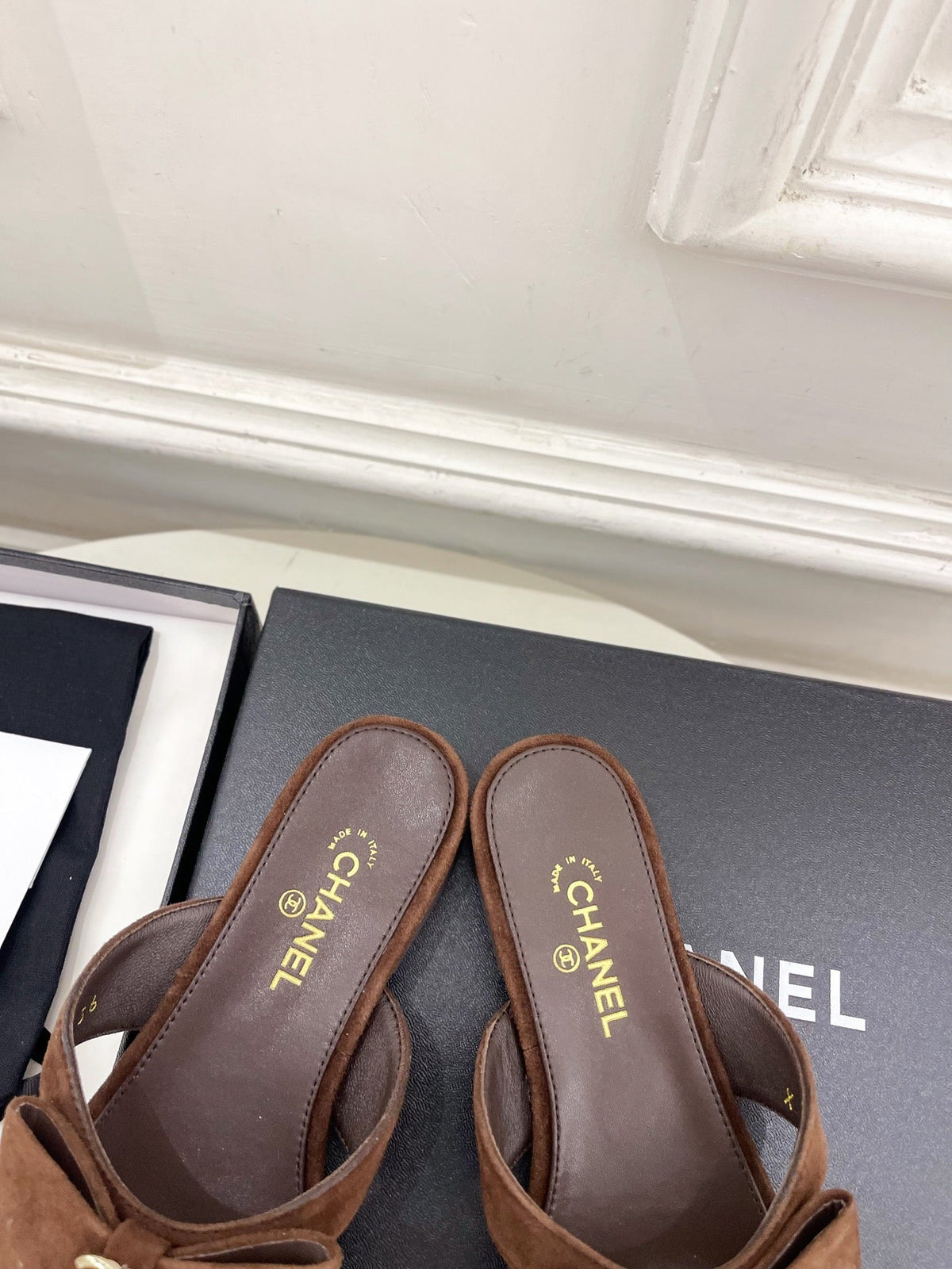 CC Bow Thong Flat Sandals Dark Brown Suede 891776