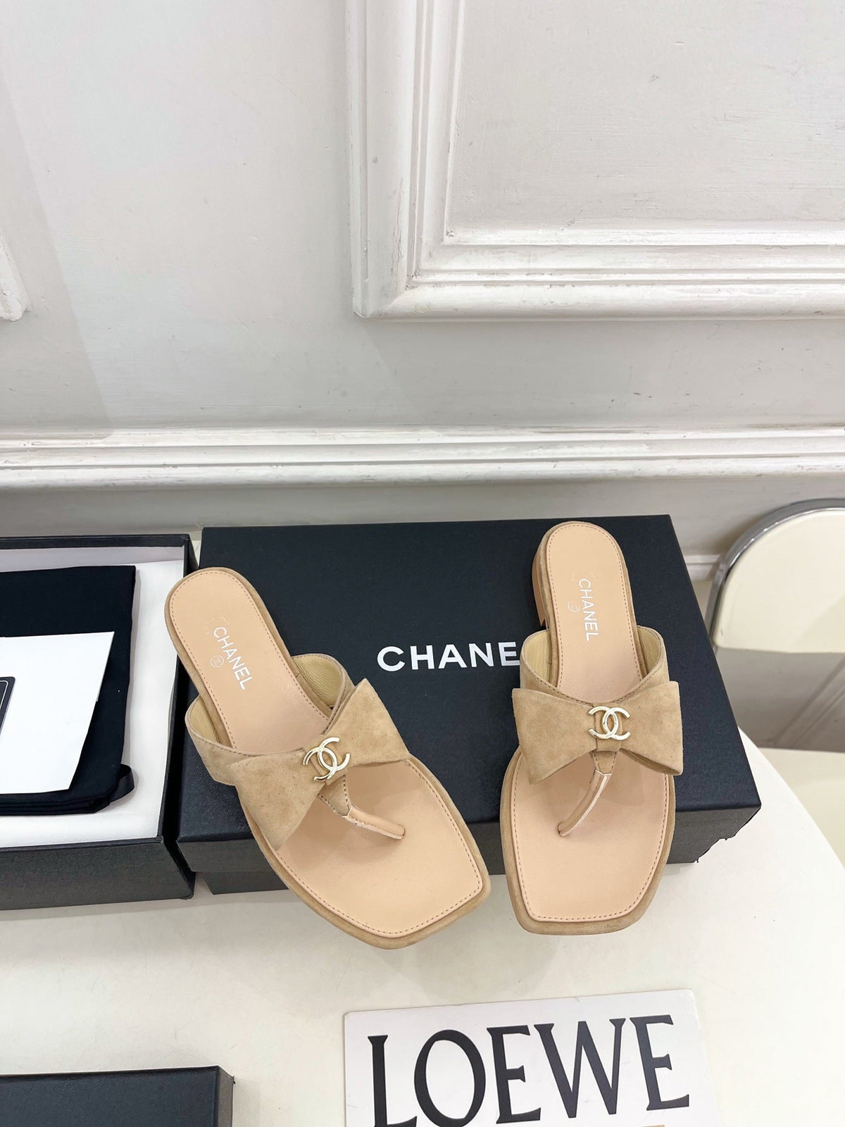 CC Bow Thong Flat Sandals Beige Suede 891775