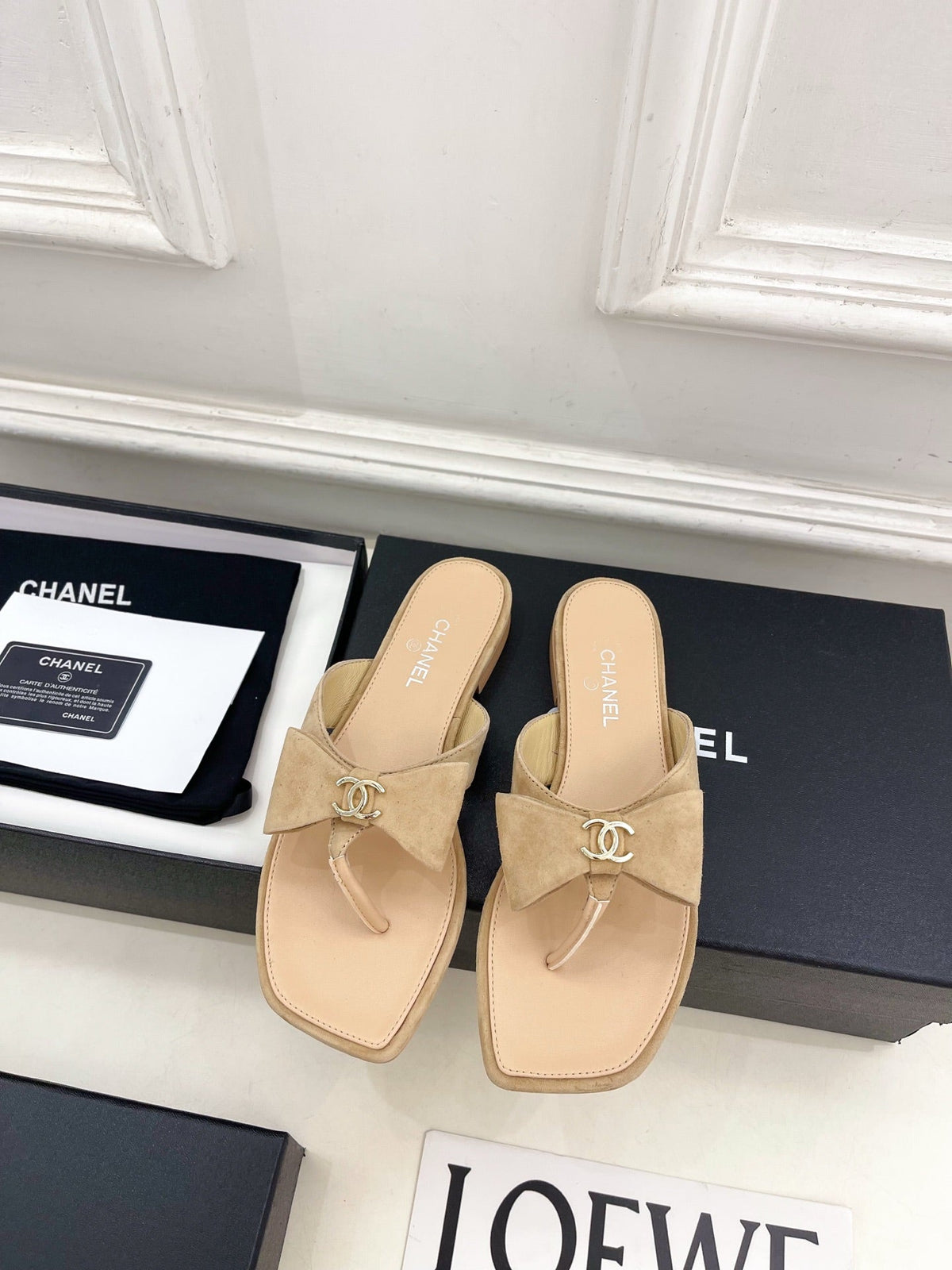CC Bow Thong Flat Sandals Beige Suede 891775