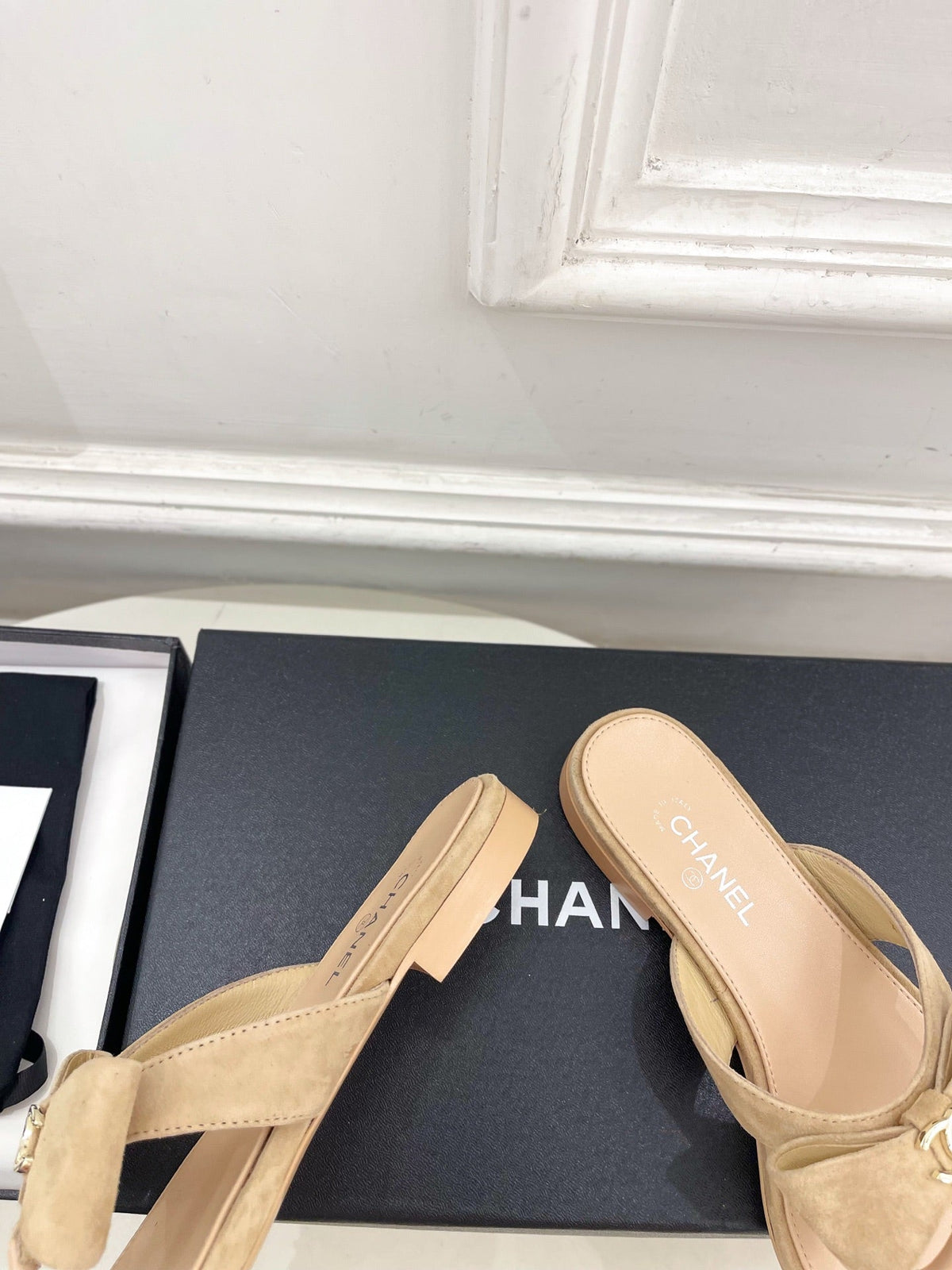 CC Bow Thong Flat Sandals Beige Suede 891775