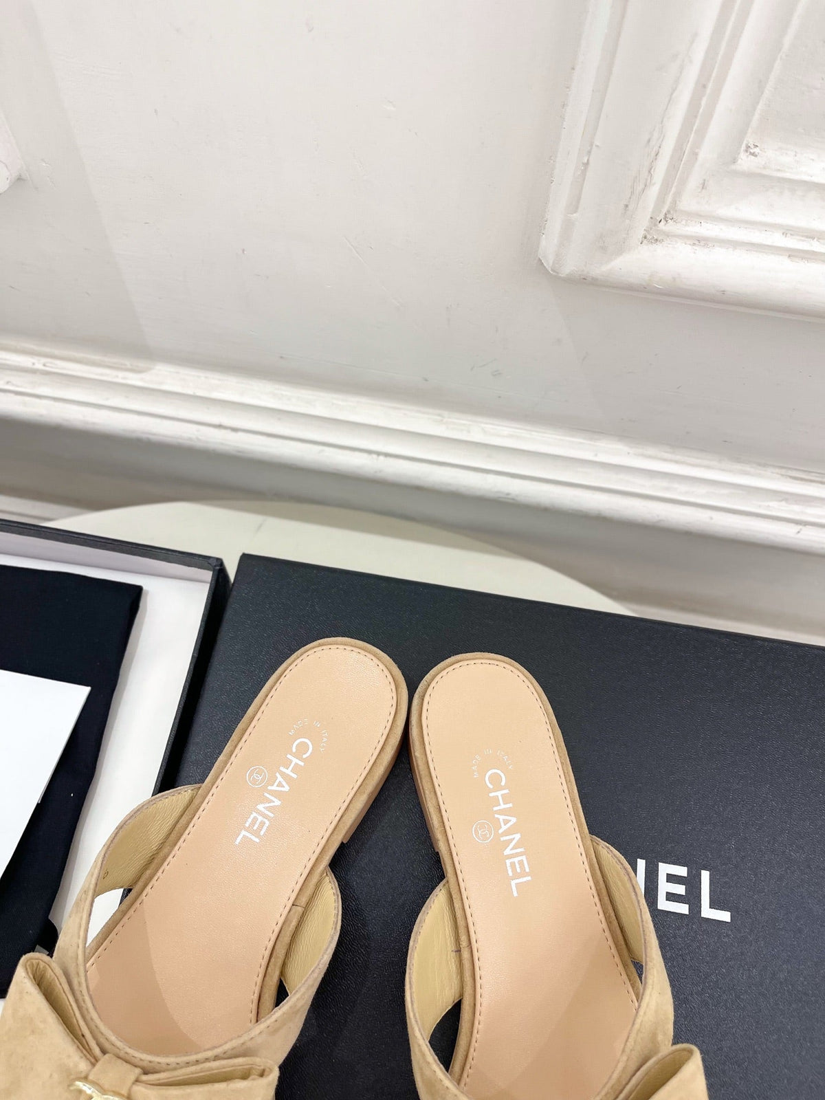 CC Bow Thong Flat Sandals Beige Suede 891775