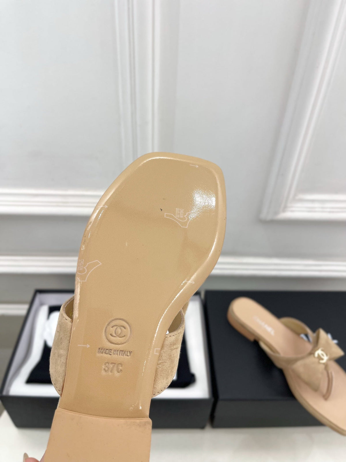 CC Bow Thong Flat Sandals Beige Suede 891775