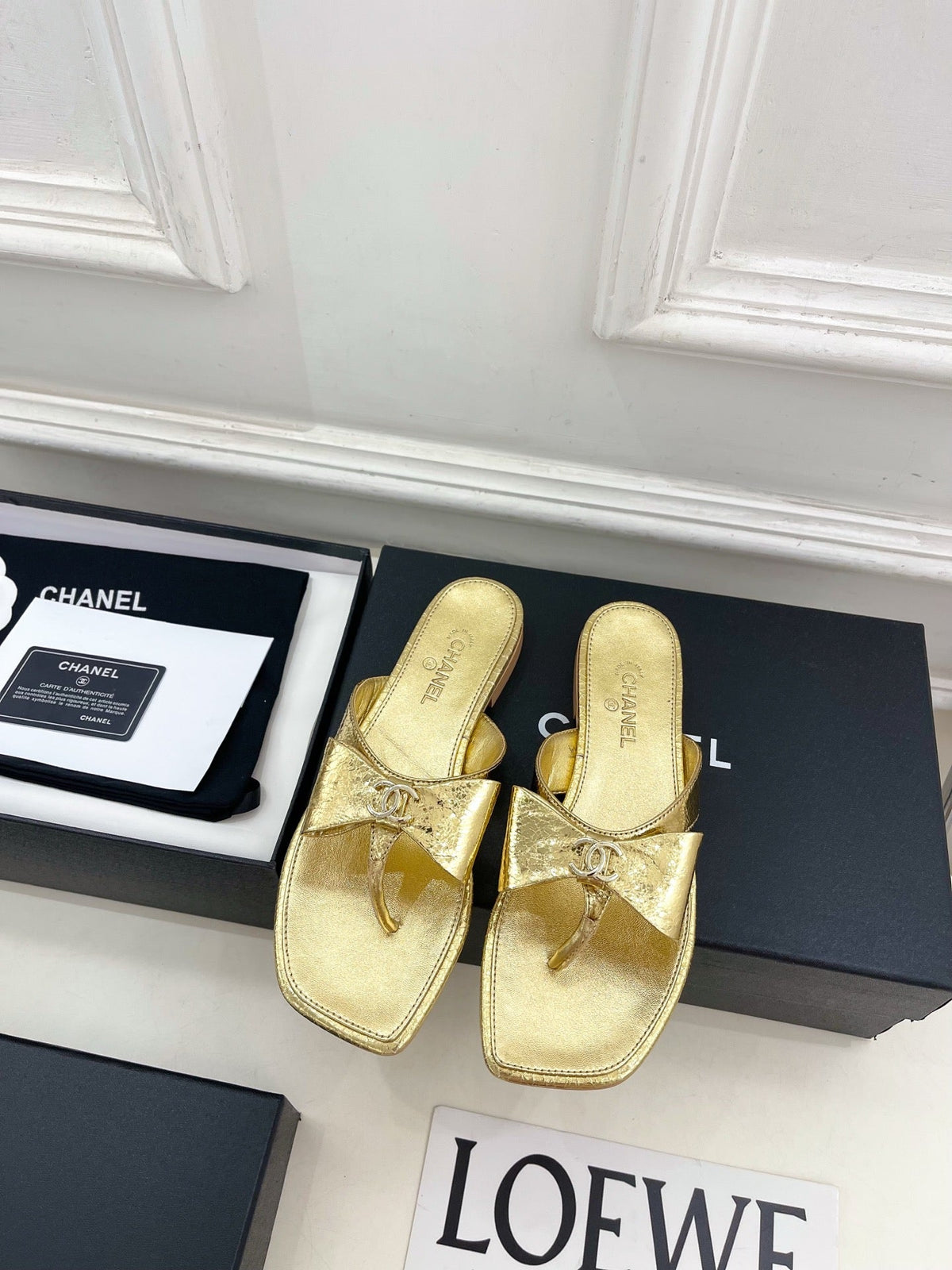 CC Bow Thong Flat Sandals Gold Metallic Leather 891773