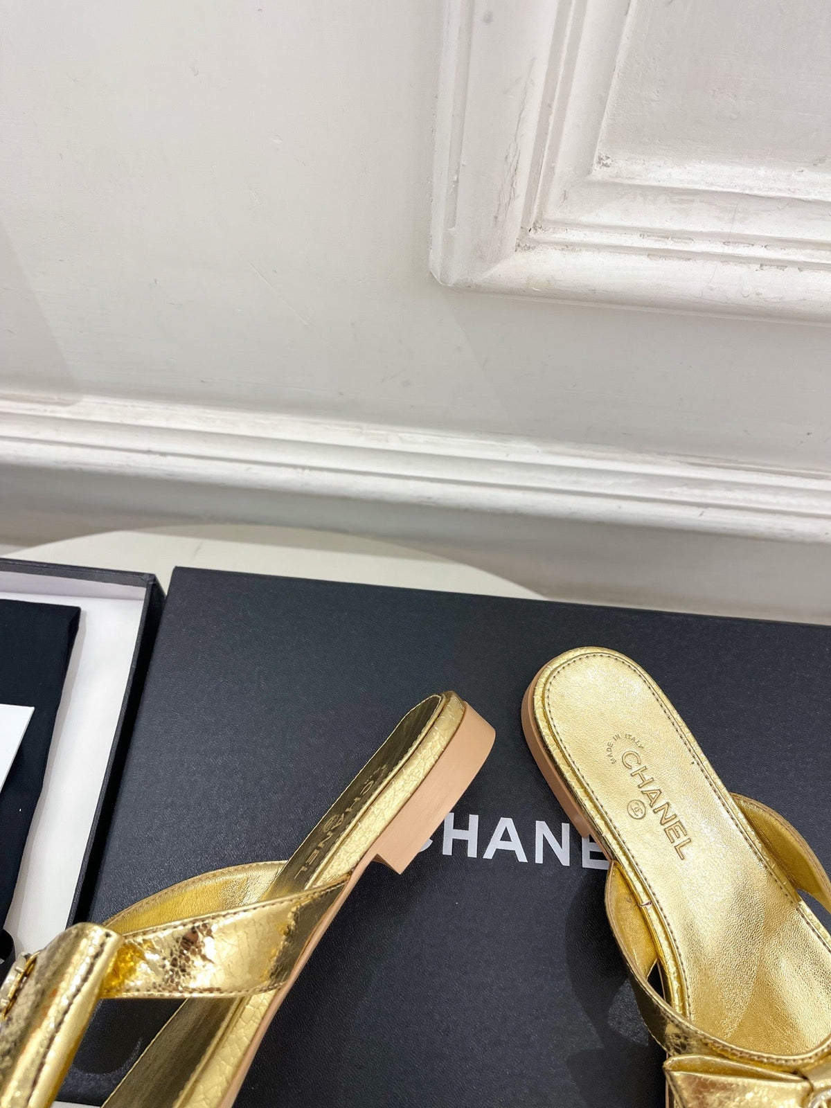 CC Bow Thong Flat Sandals Gold Metallic Leather 891773