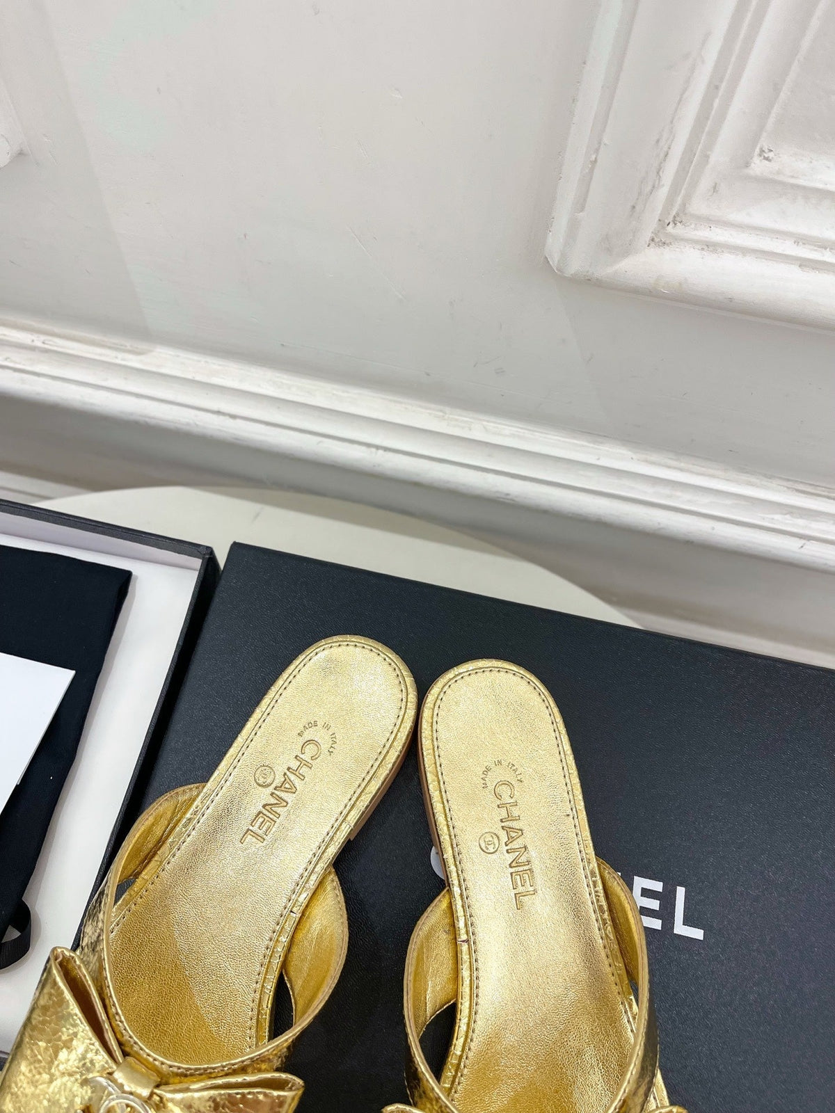 CC Bow Thong Flat Sandals Gold Metallic Leather 891773
