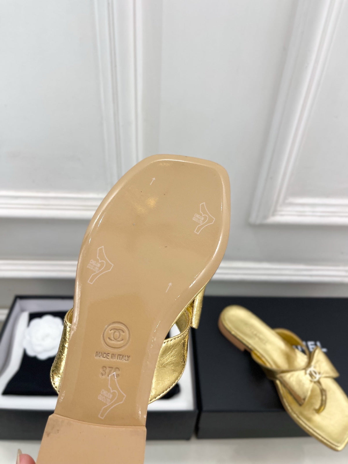 CC Bow Thong Flat Sandals Gold Metallic Leather 891773