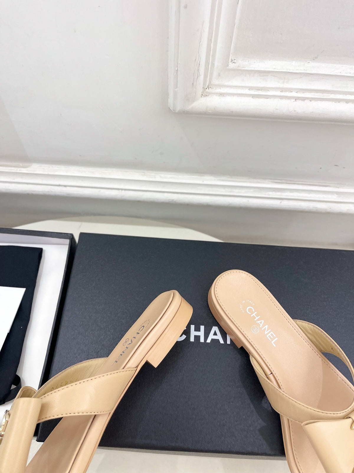 CC Bow Thong Flat Sandals Beige Leather 891771