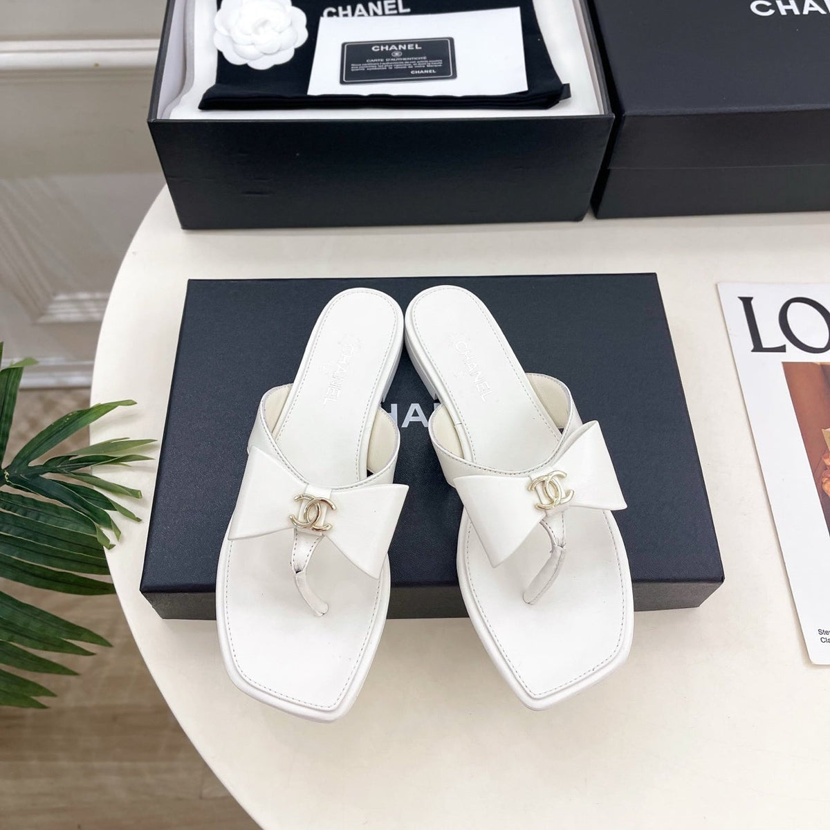 CC Bow Thong Flat Sandals White Leather 891770