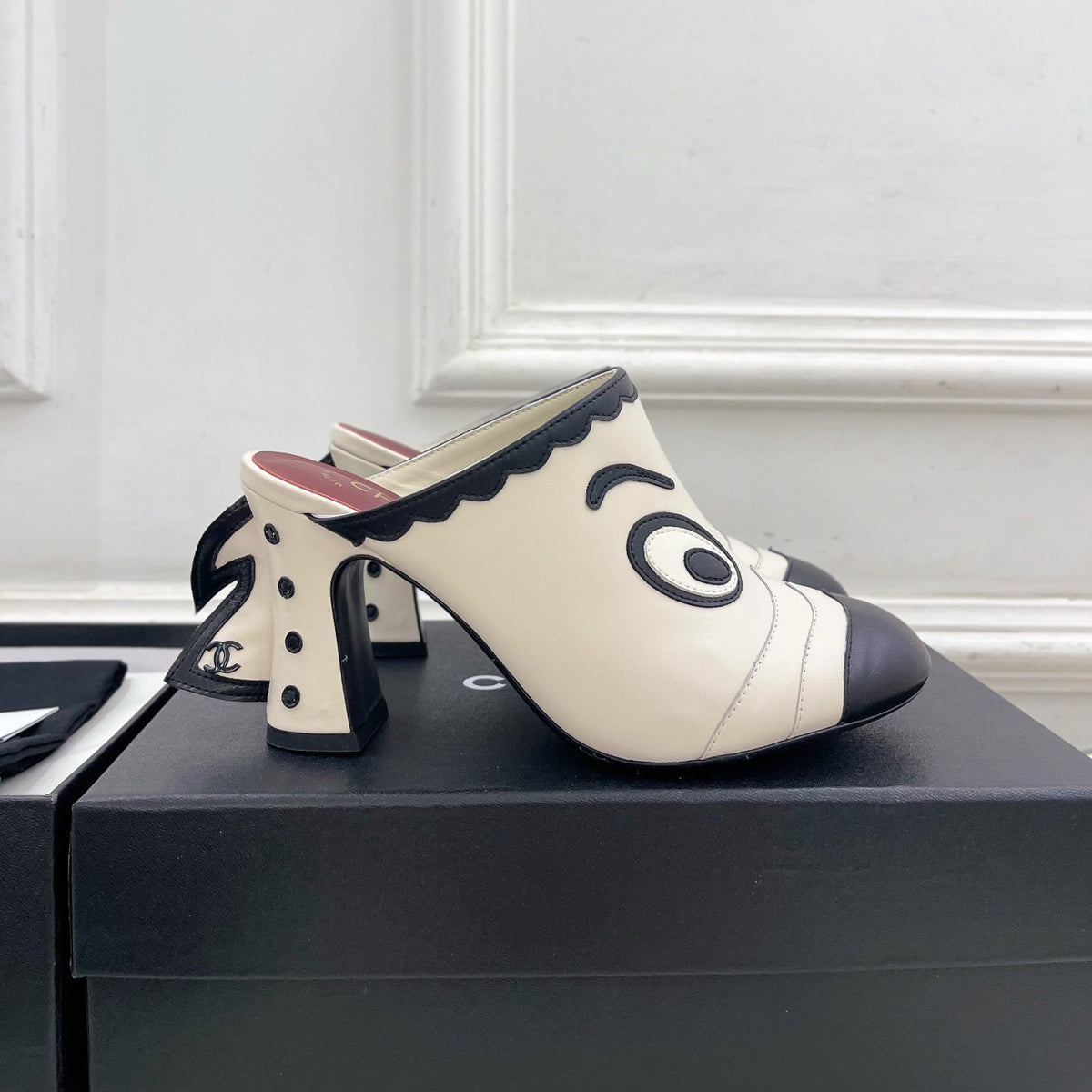 CC Métiers d'Art 2026 Graphic Mules 8.5cm Cream Black Lambskin 891768