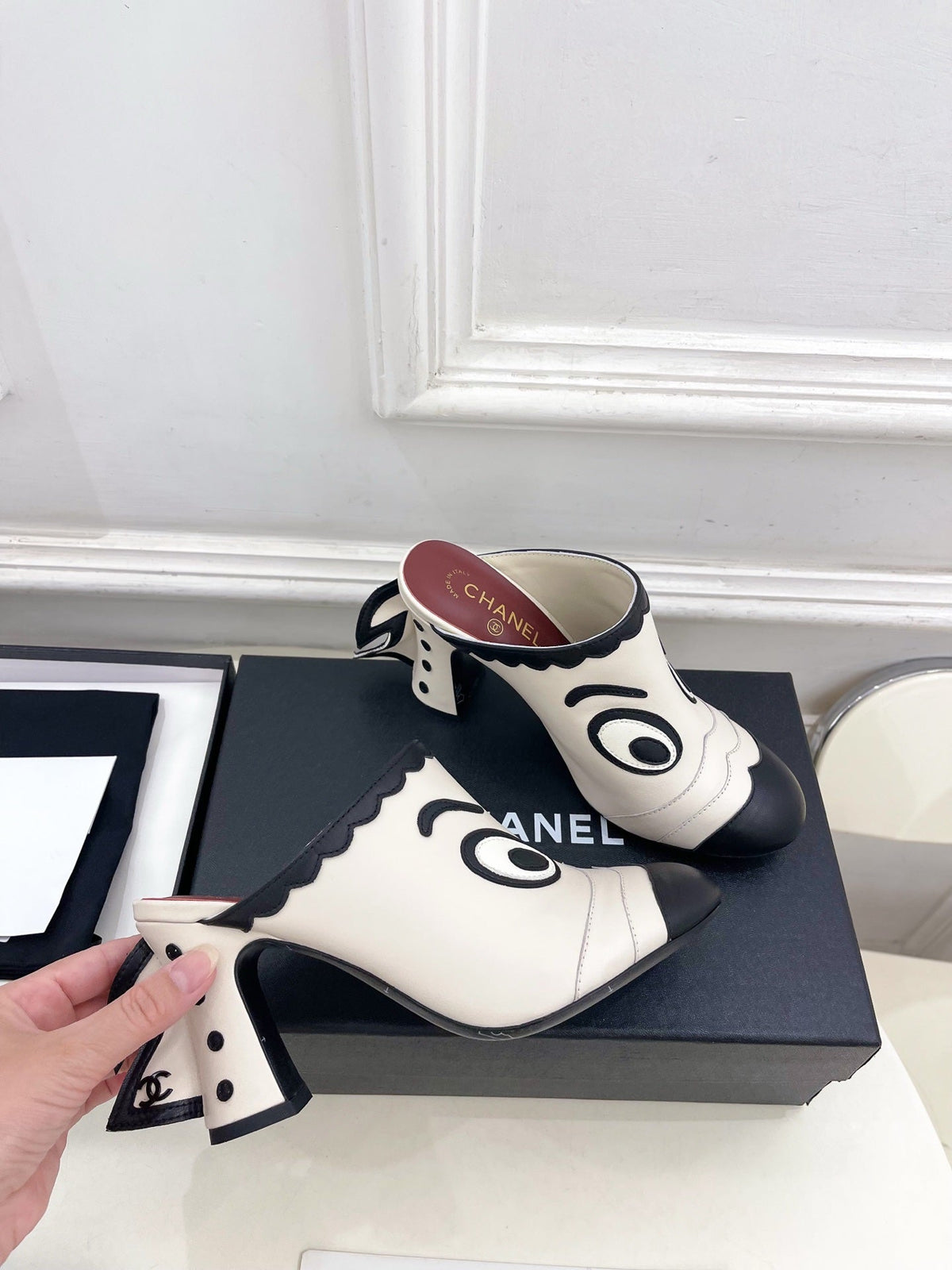 CC Métiers d'Art 2026 Graphic Mules 8.5cm Cream Black Lambskin 891768