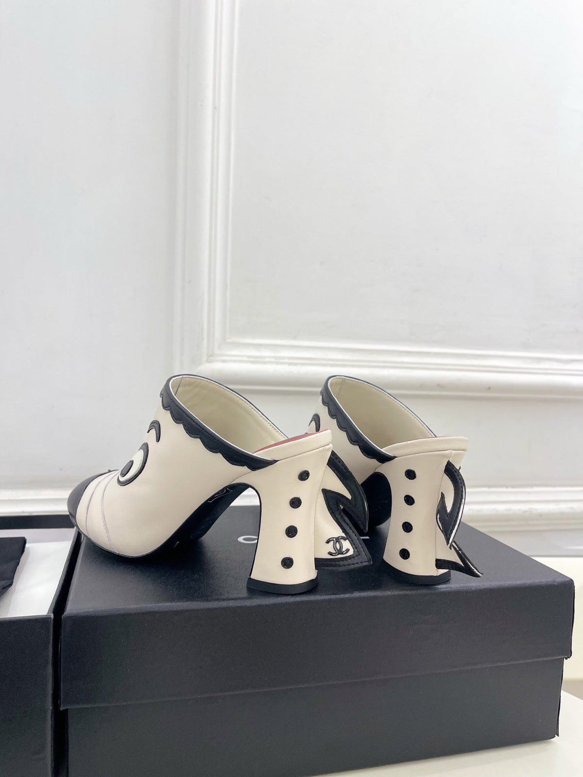 CC Métiers d'Art 2026 Graphic Mules 8.5cm Cream Black Lambskin 891768