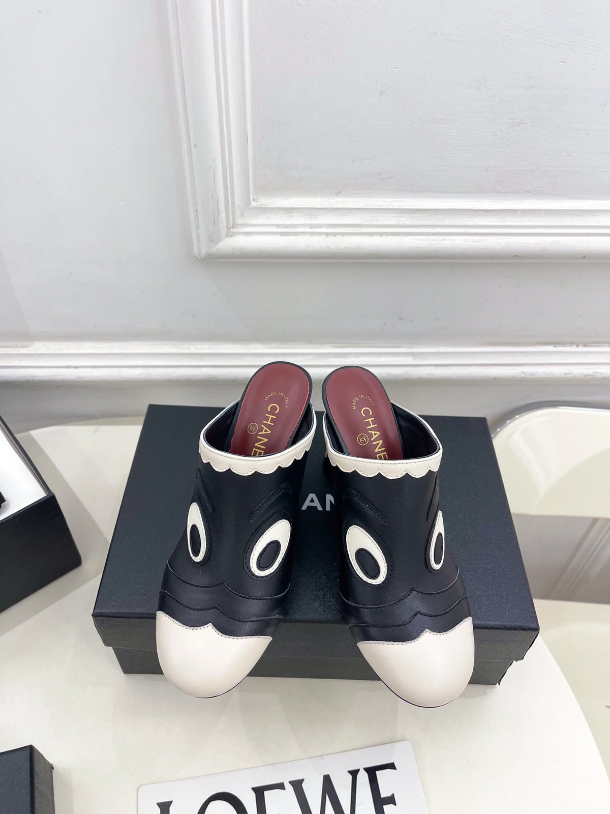 CC Métiers d'Art 2026 Graphic Mules 8.5cm Black White Lambskin 891767