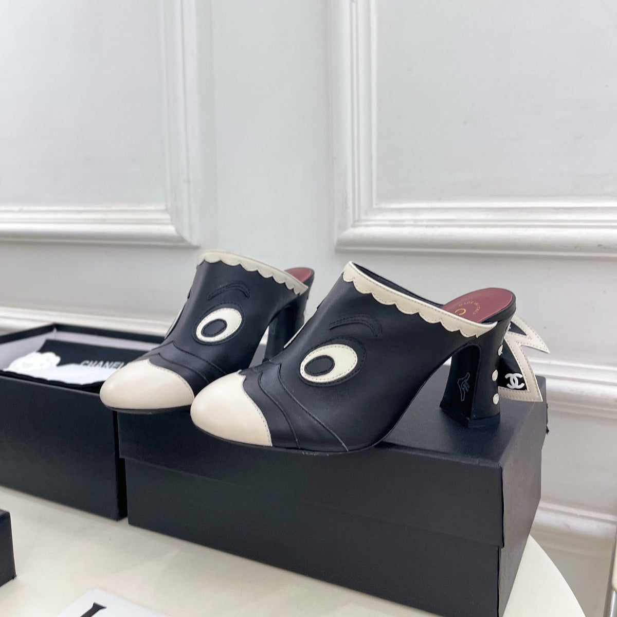 CC Métiers d'Art 2026 Graphic Mules 8.5cm Black White Lambskin 891767