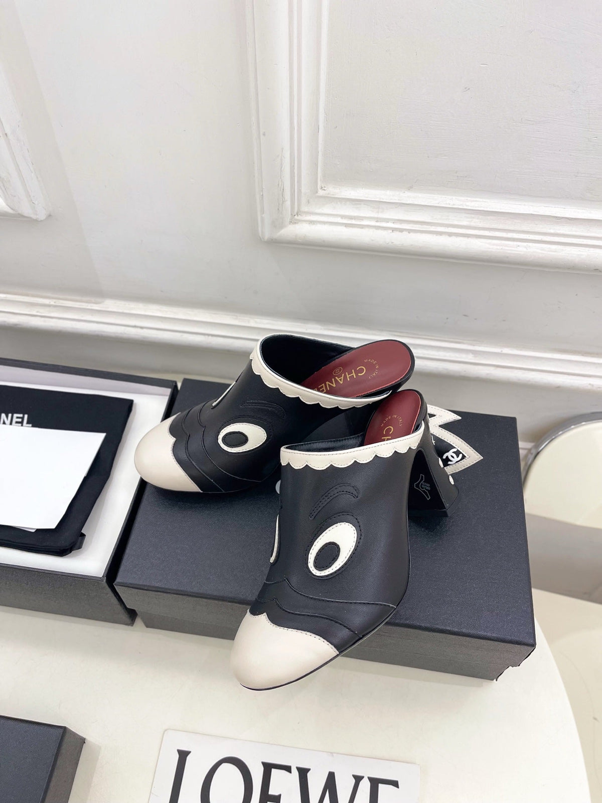 CC Métiers d'Art 2026 Graphic Mules 8.5cm Black White Lambskin 891767