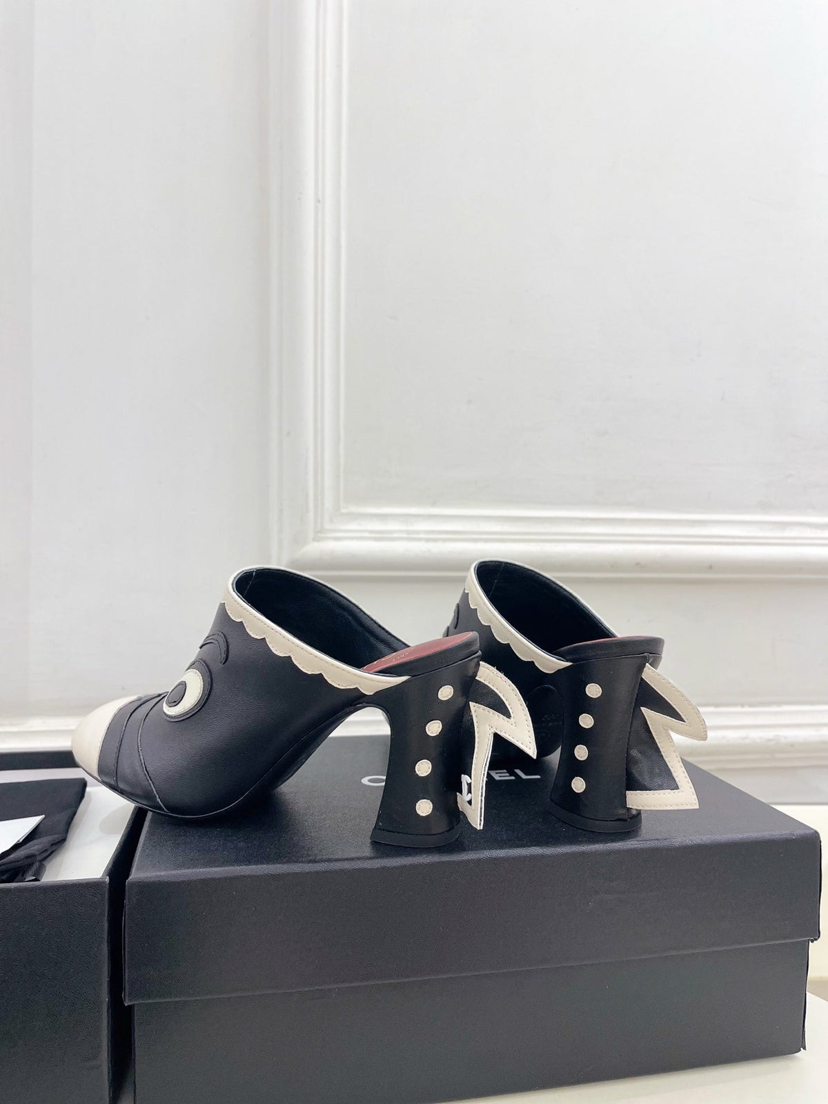 CC Métiers d'Art 2026 Graphic Mules 8.5cm Black White Lambskin 891767