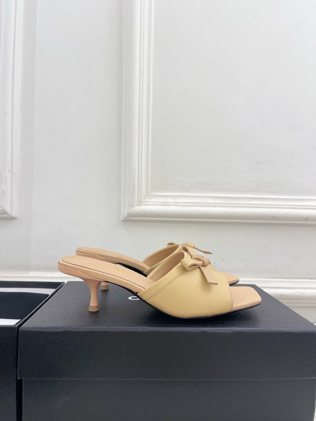 CC Bow Mules 5cm Beige Lambskin Leather 891757