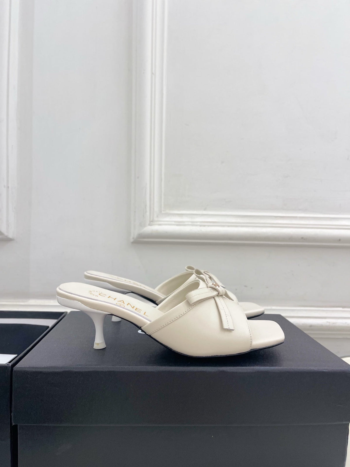 CC Bow Mules 5cm Cream Lambskin Leather 891755