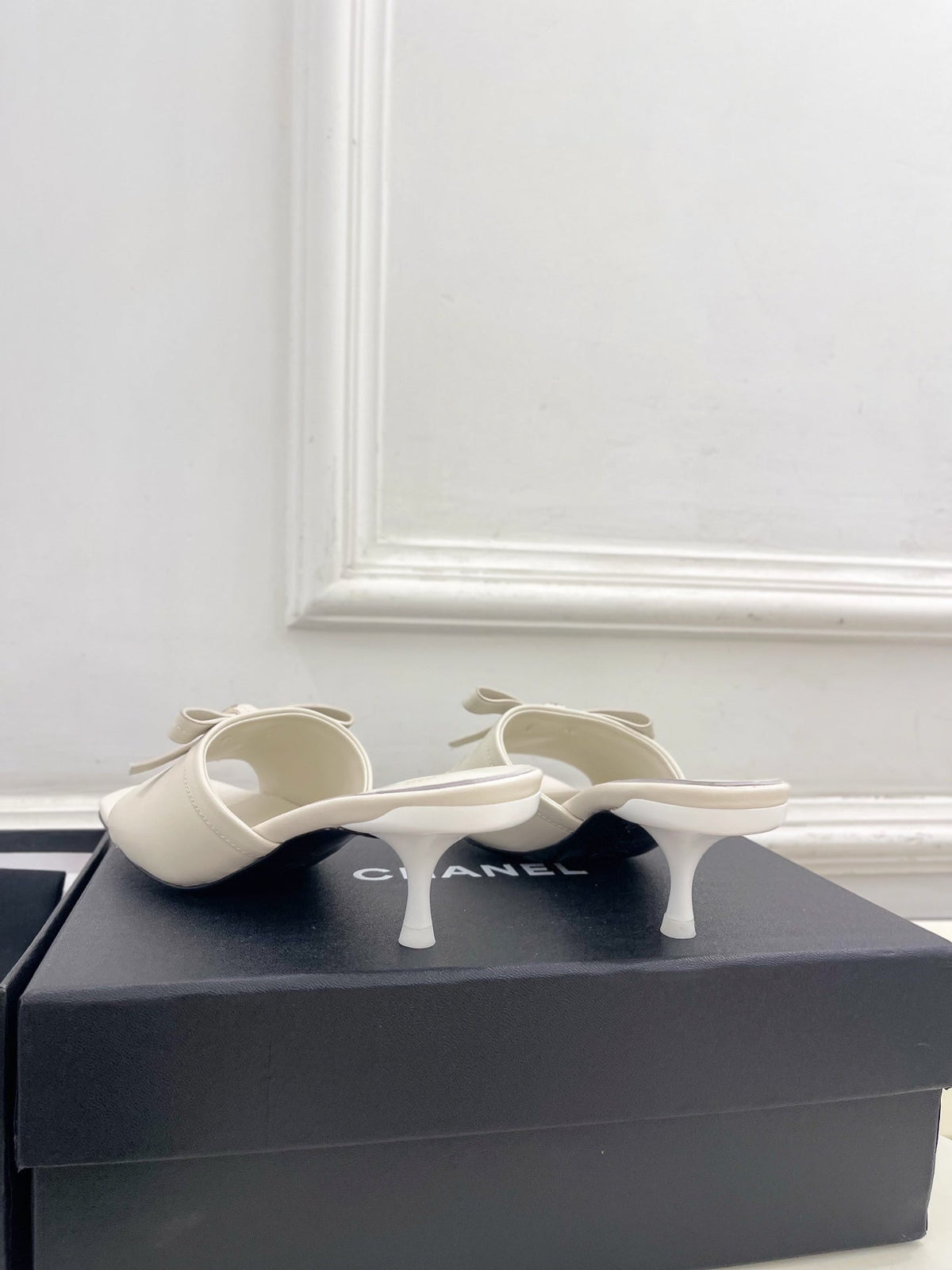 CC Bow Mules 5cm Cream Lambskin Leather 891755