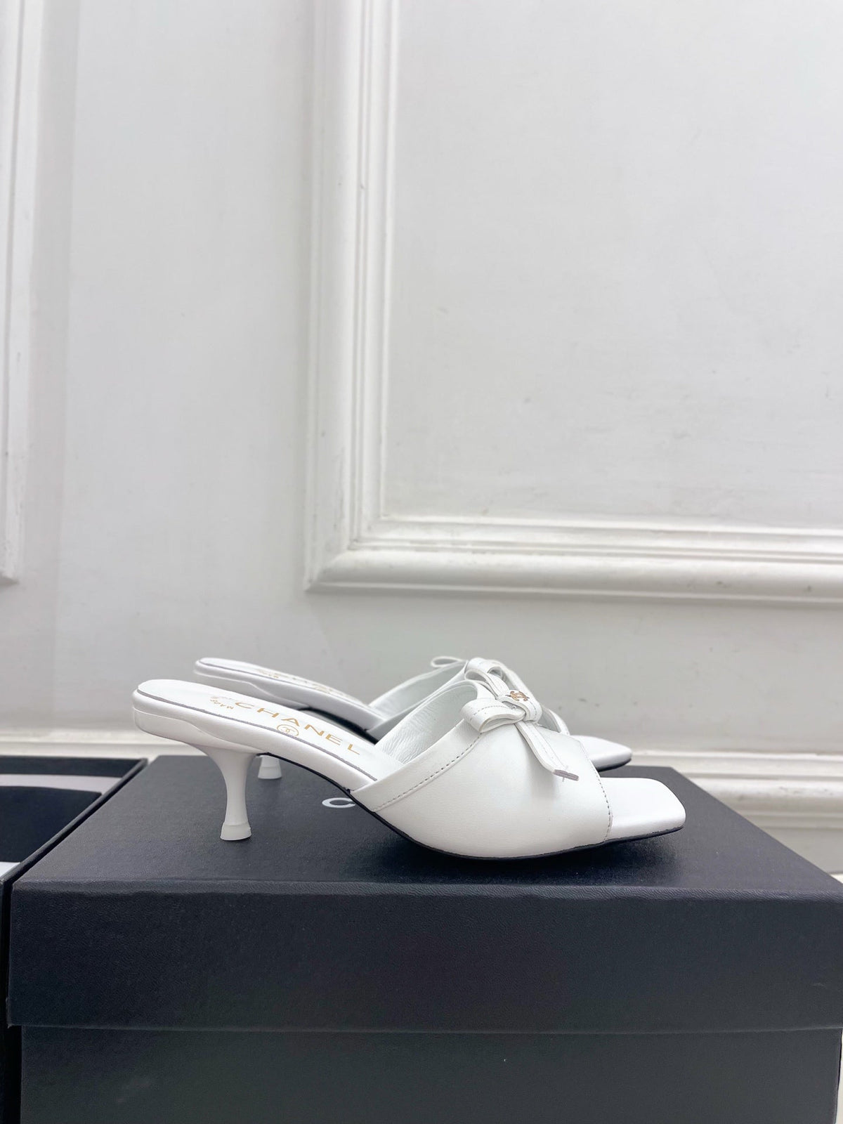 CC Bow Mules 5cm White Lambskin Leather 891753