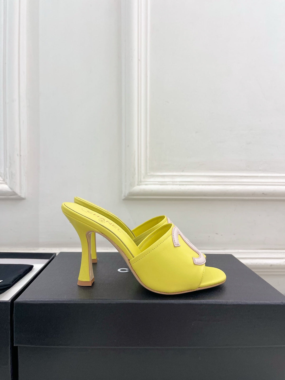 CC Double C Mules 9.5cm Yellow Pink Leather 891681