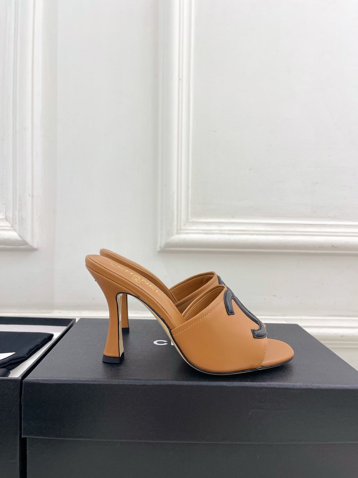 CC Double C Mules 9.5cm Brown Black Leather 891679