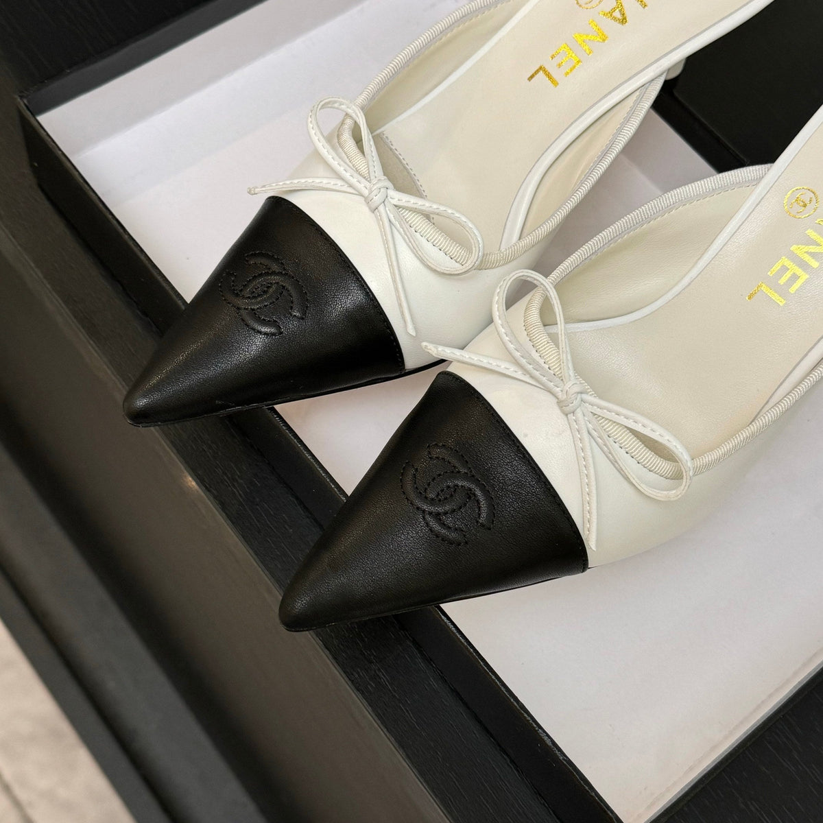 CC Bow Pointed Toe Mules Black White Leather 912939