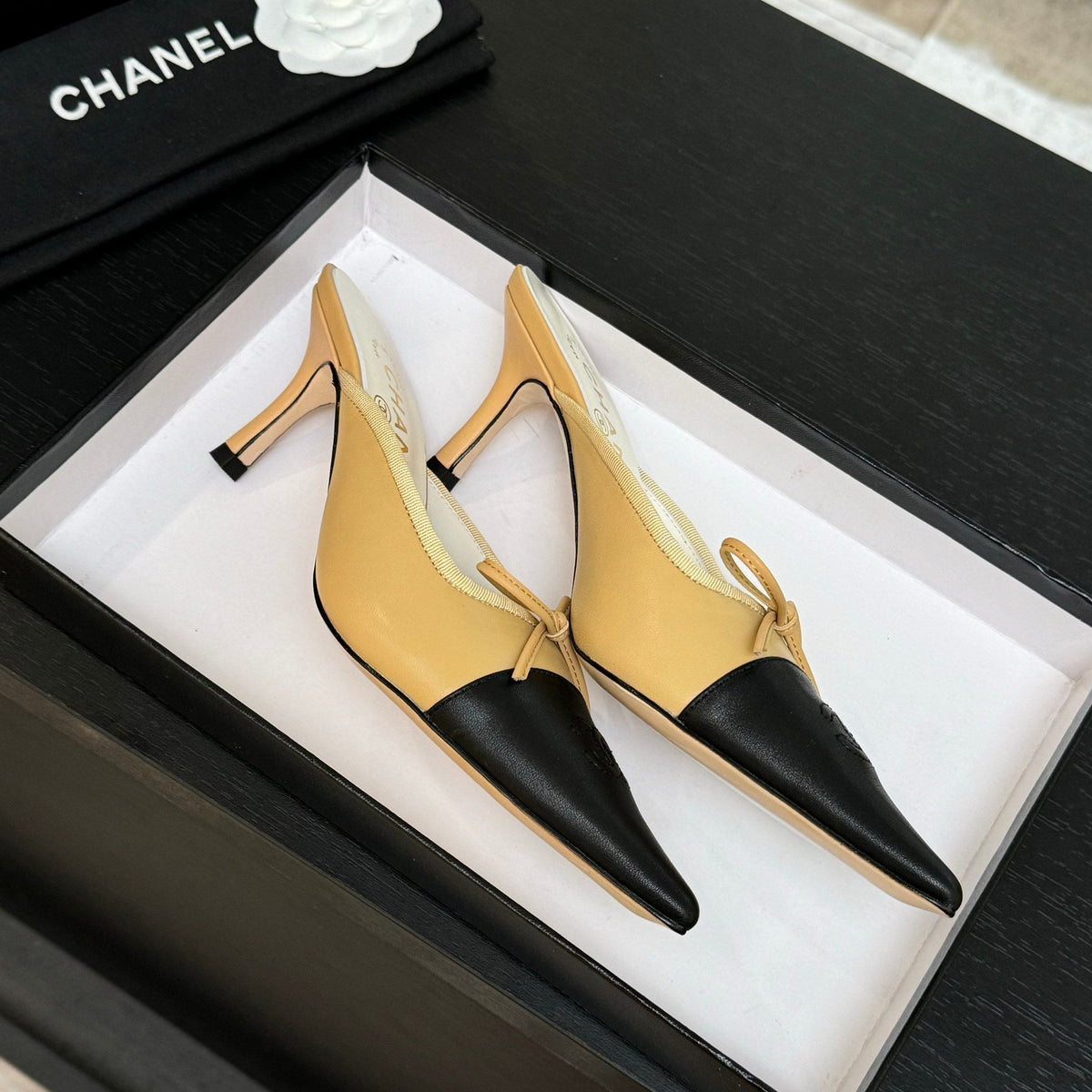 CC Bow Pointed Toe Mules Black Beige Leather 912938