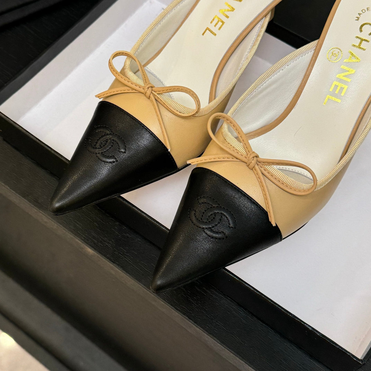 CC Bow Pointed Toe Mules Black Beige Leather 912938