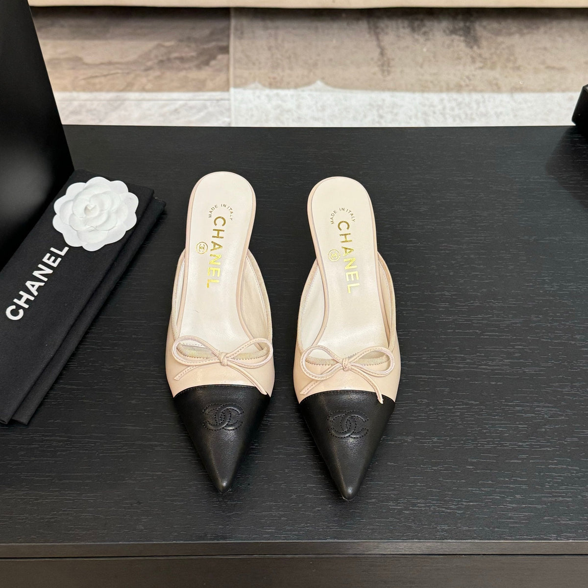 CC Bow Pointed Toe Mules Black Cream Leather 912937