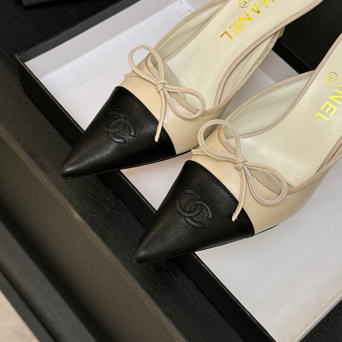 CC Bow Pointed Toe Mules Black Cream Leather 912937