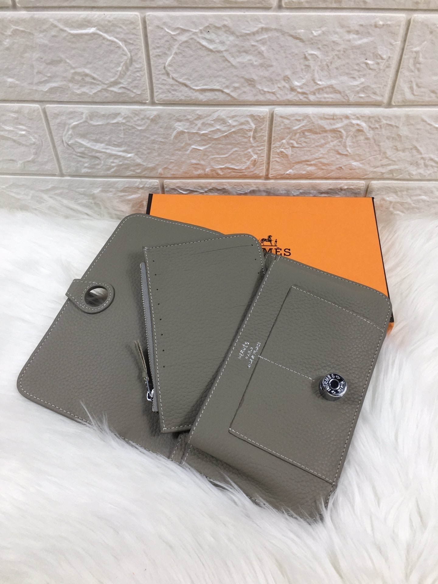 HM Dogon Wallet 20 Taupe Grained Calfskin