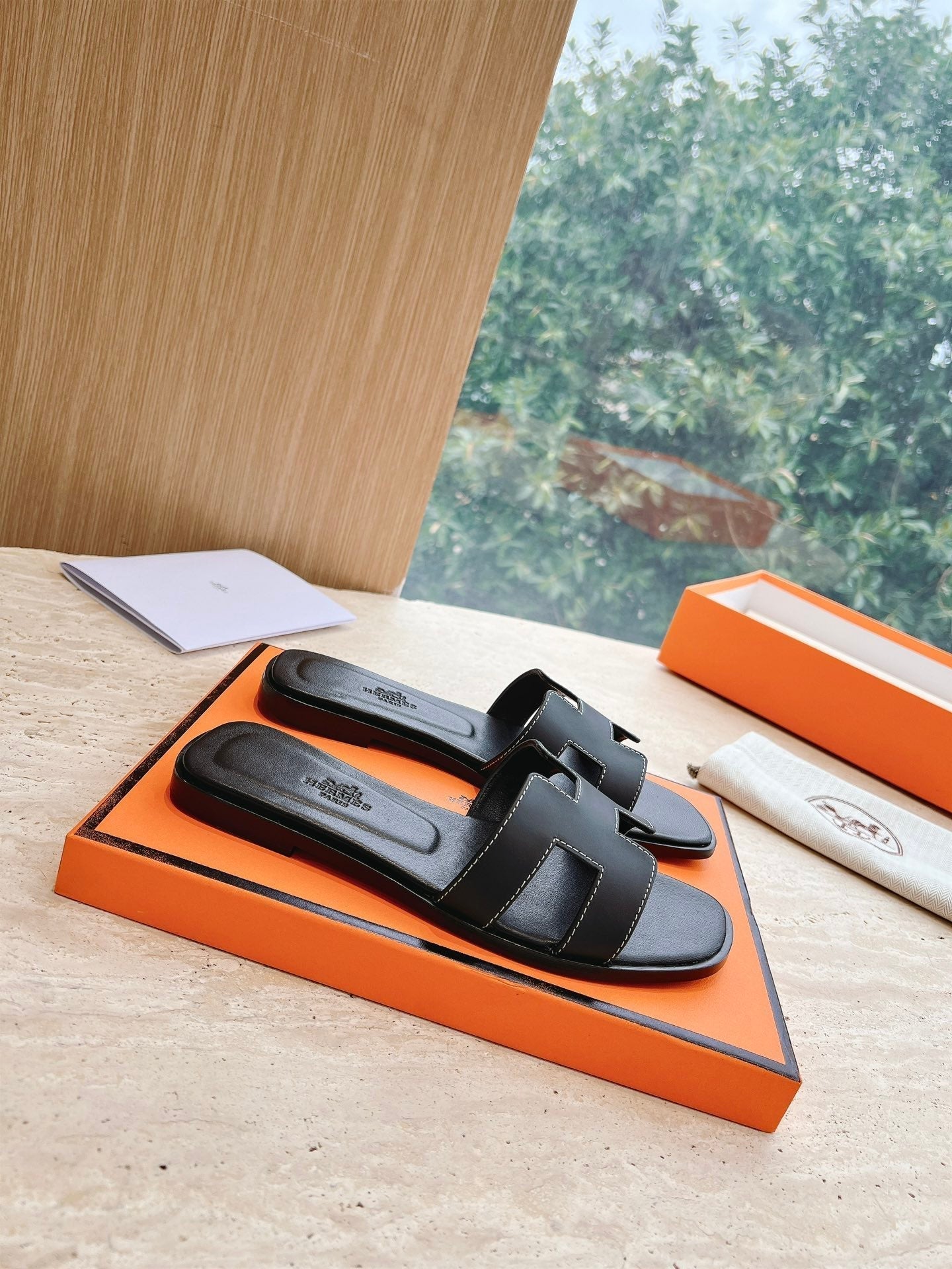 HM 25 Oran Sandal Black Calfskin