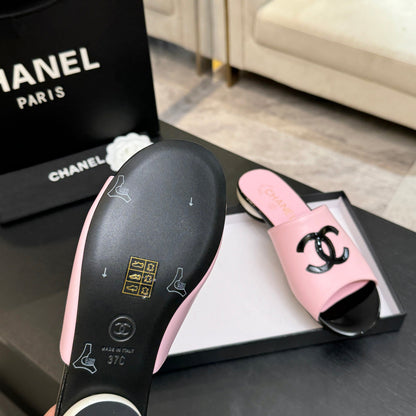 Chanel 2026 Flat Sandals with Diamond Pattern and Double C Logo Sheepskin 672907