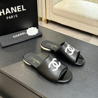 Chanel 2026 Flat Sandals with Diamond Pattern and Double C Logo Sheepskin 672907