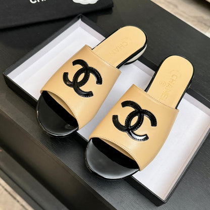 Chanel 2026 Flat Sandals with Diamond Pattern and Double C Logo Sheepskin 672907