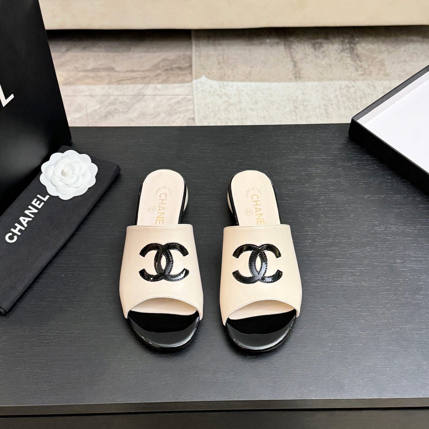 Chanel 2026 Flat Sandals with Diamond Pattern and Double C Logo Sheepskin 672907
